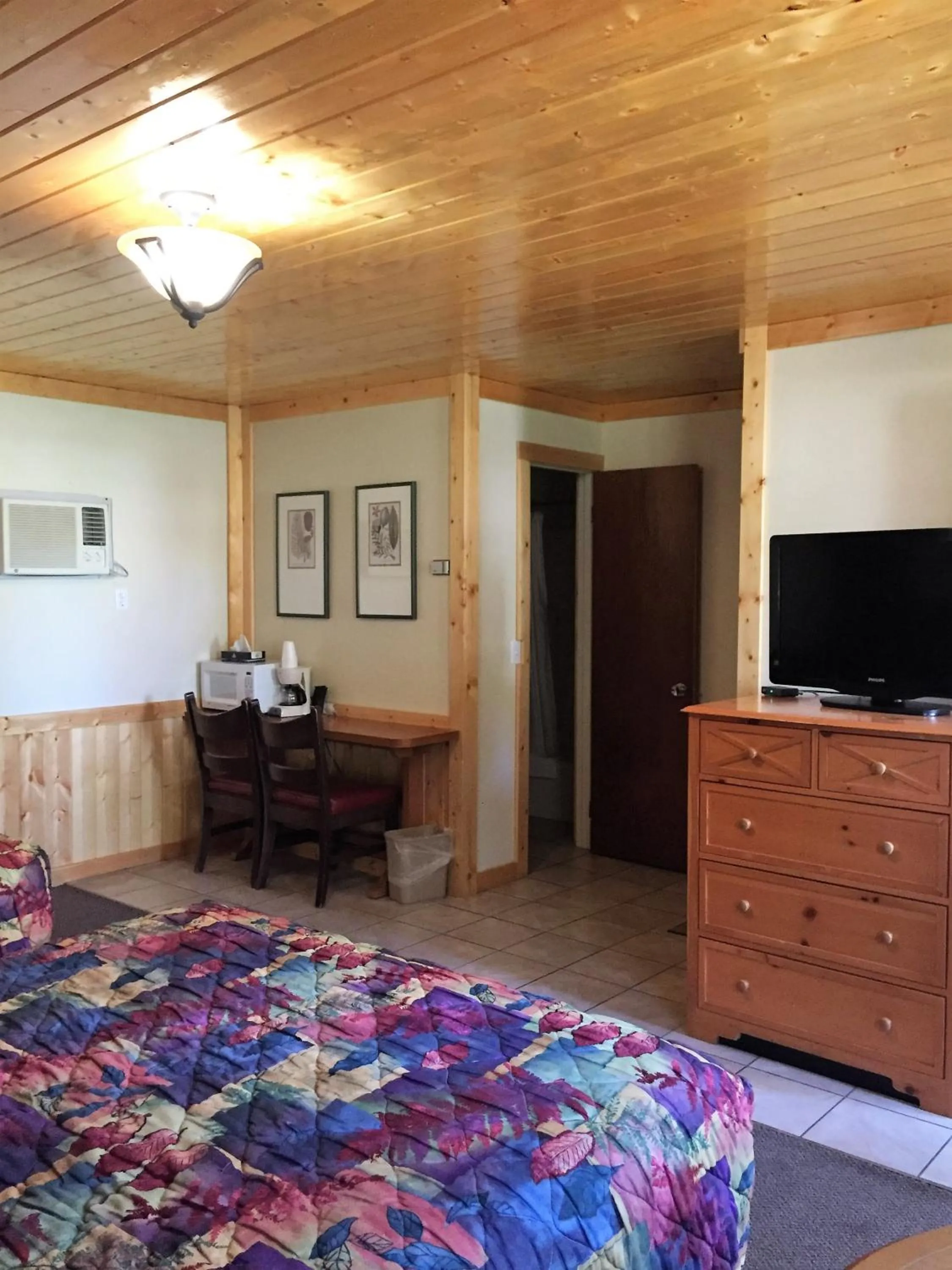 Decorative detail, Bed in Z Bar Motel