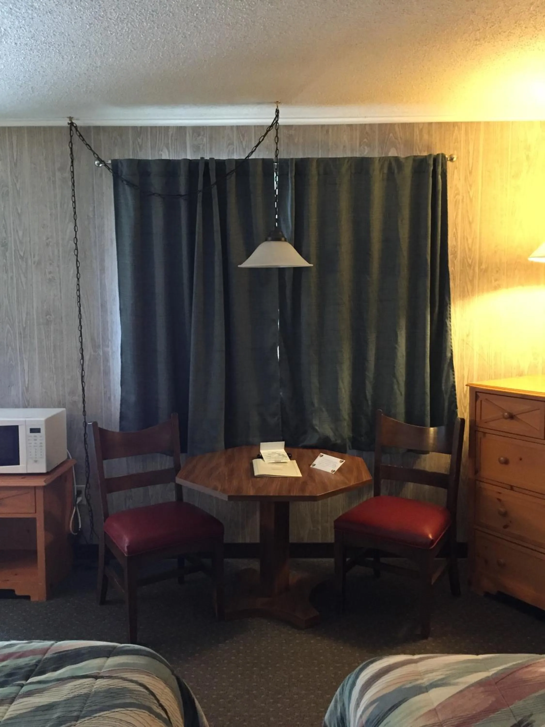 Seating area, Bed in Z Bar Motel