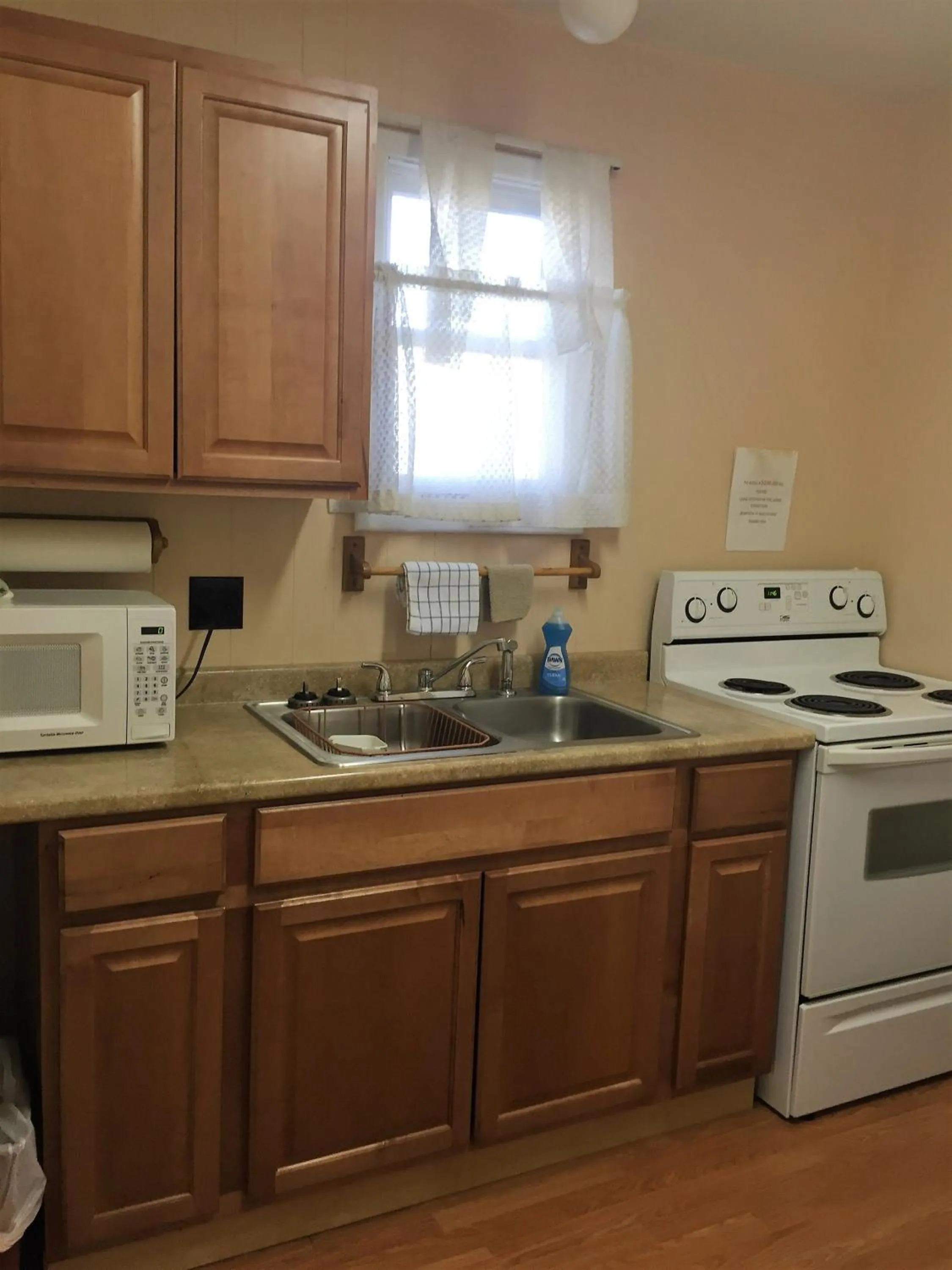 Kitchen or kitchenette in Z Bar Motel