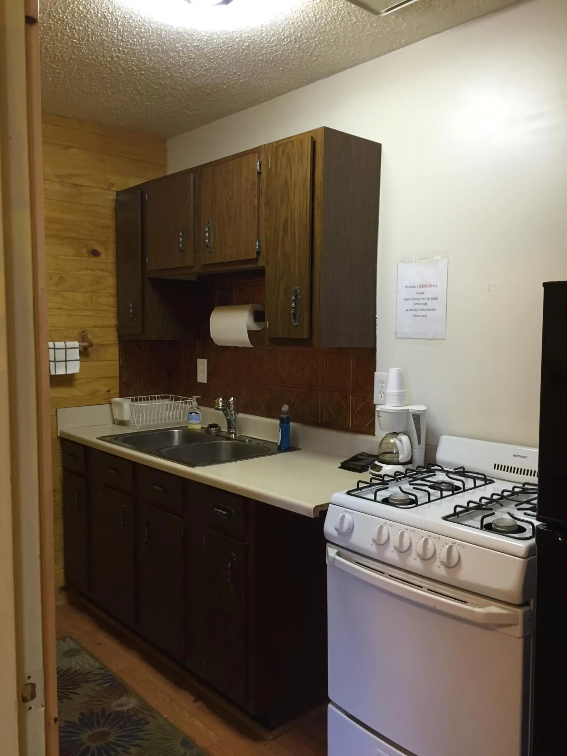 Kitchen or kitchenette in Z Bar Motel