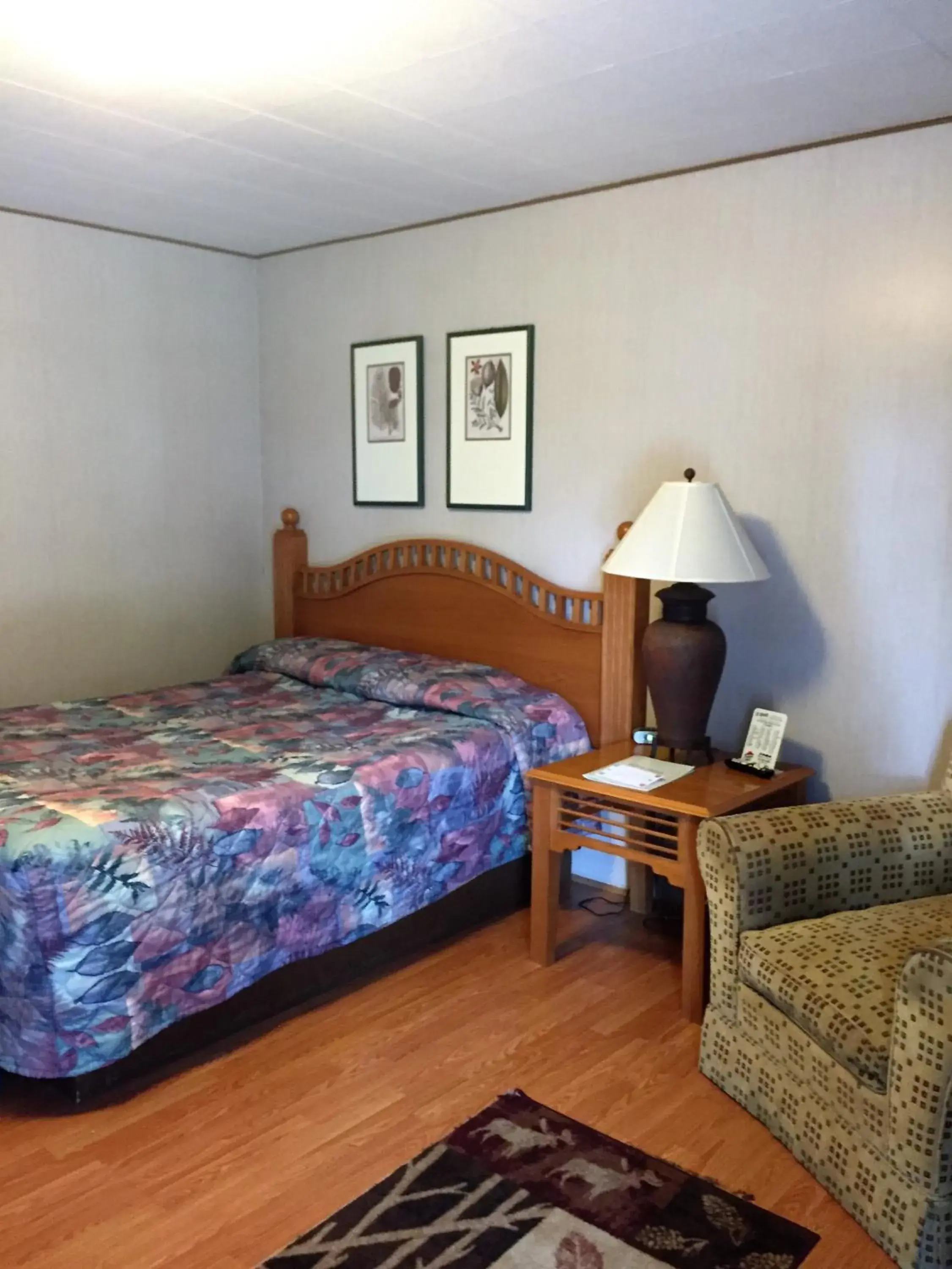 Queen Cabin Duplex - Pet Friendly in Z Bar Motel Queen Cabin Duplex - Pet Friendly in Z Bar Motel