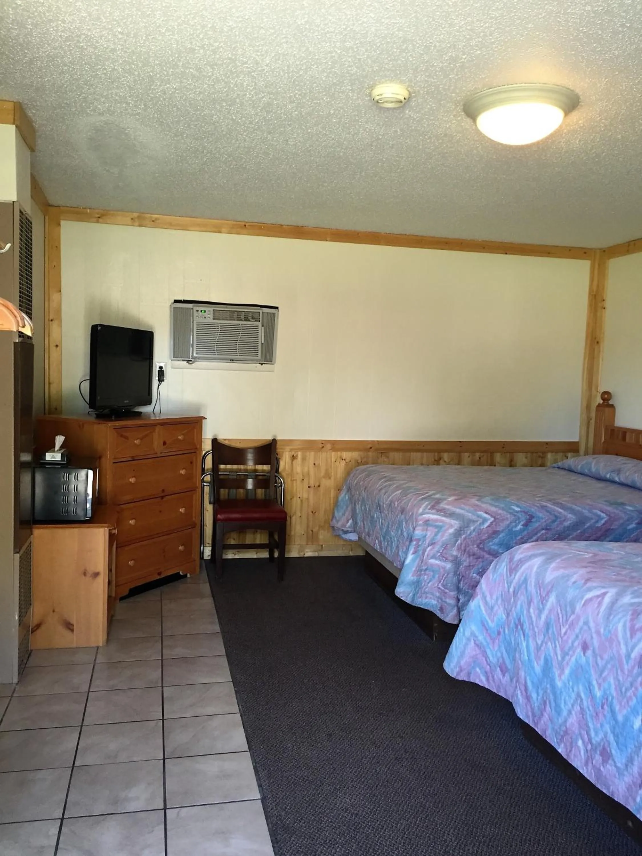 Photo of the whole room, Bed in Z Bar Motel