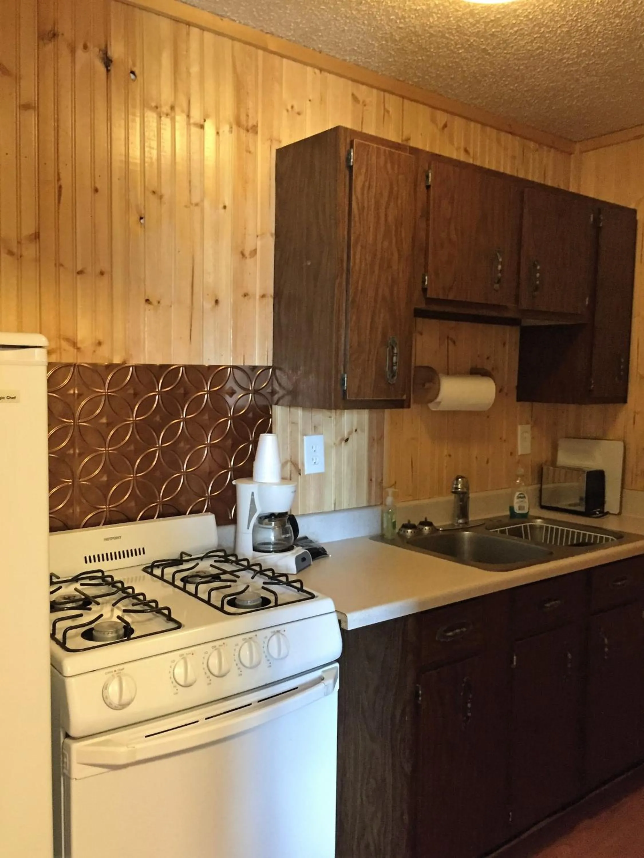 Kitchen or kitchenette in Z Bar Motel