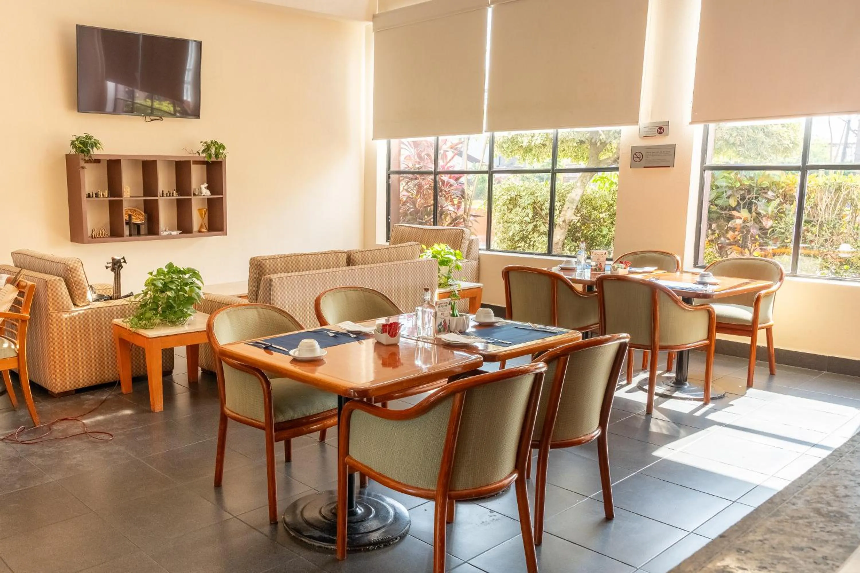 Communal lounge/ TV room in Fiesta Inn Poza Rica