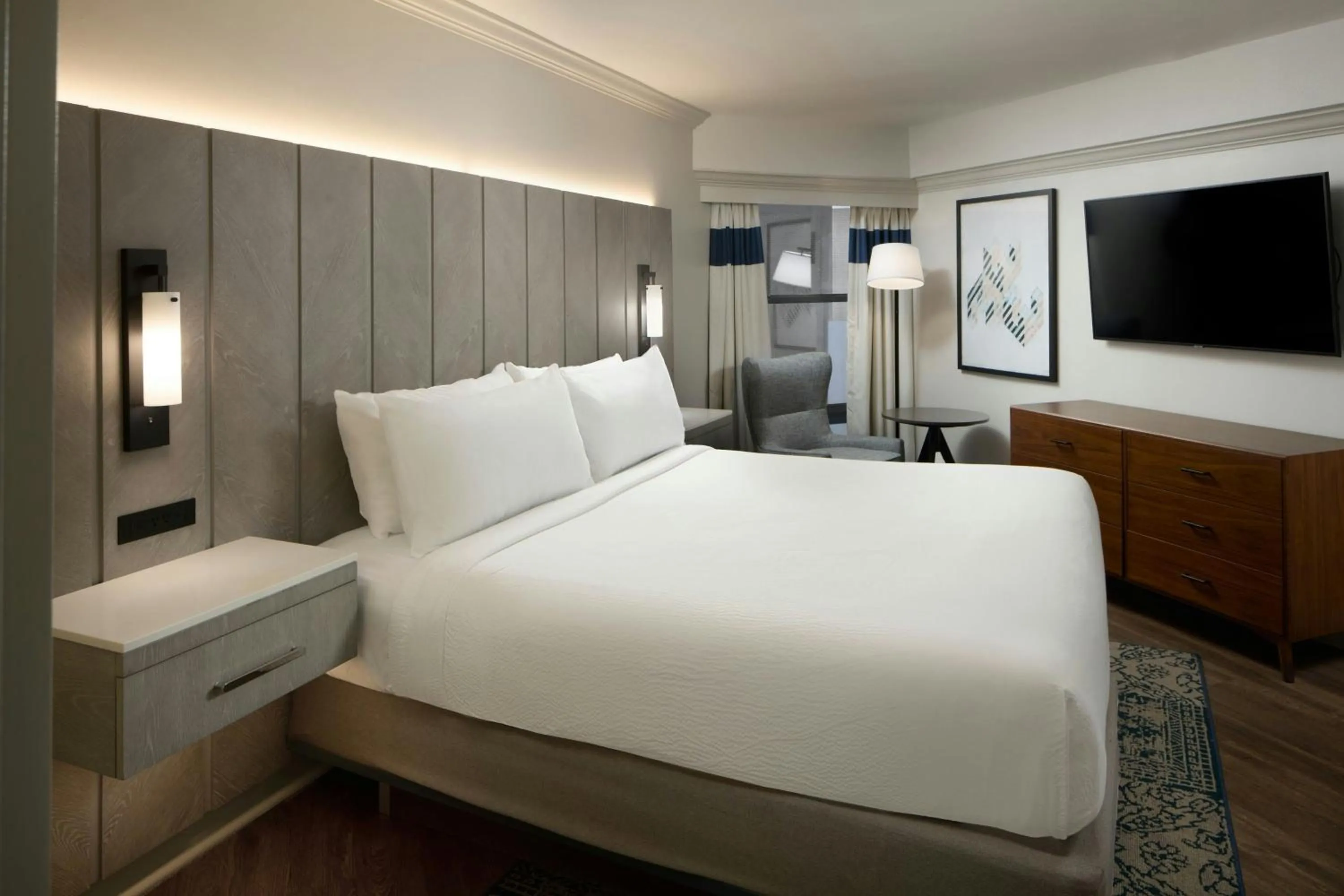 Bedroom, Bed in Four Points by Sheraton Richmond Airport