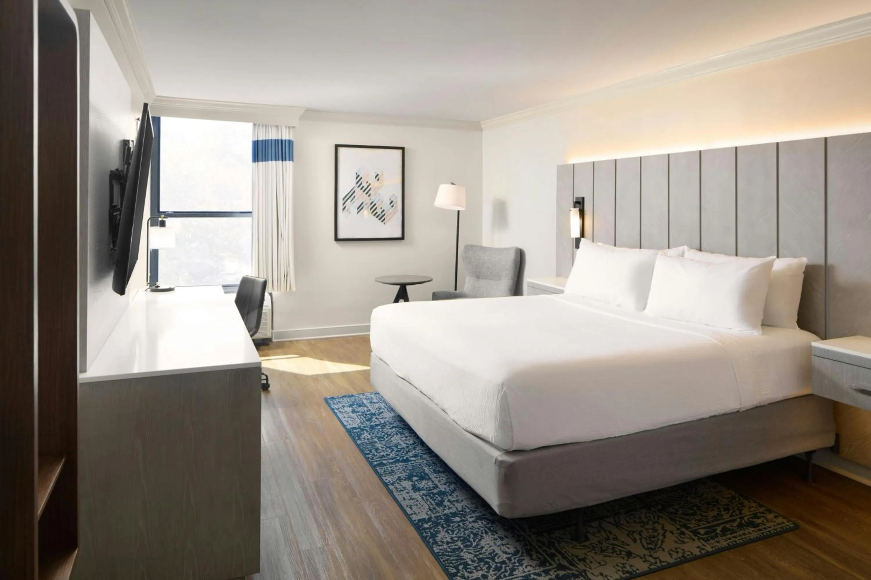 Photo of the whole room, Bed in Four Points by Sheraton Richmond Airport