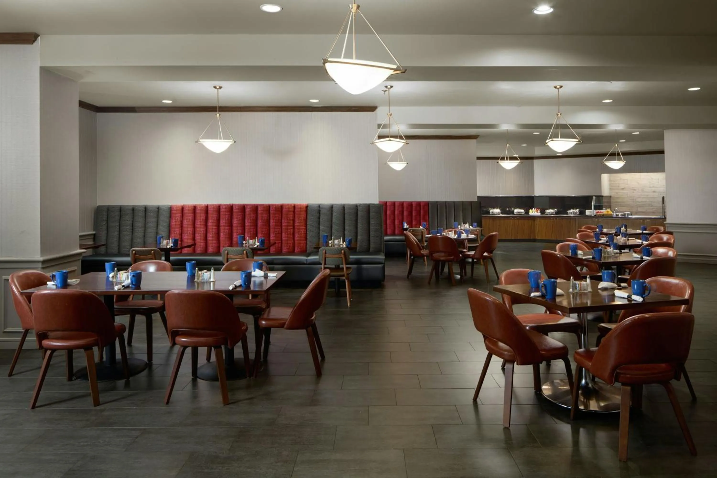 Restaurant/places to eat in Four Points by Sheraton Richmond Airport