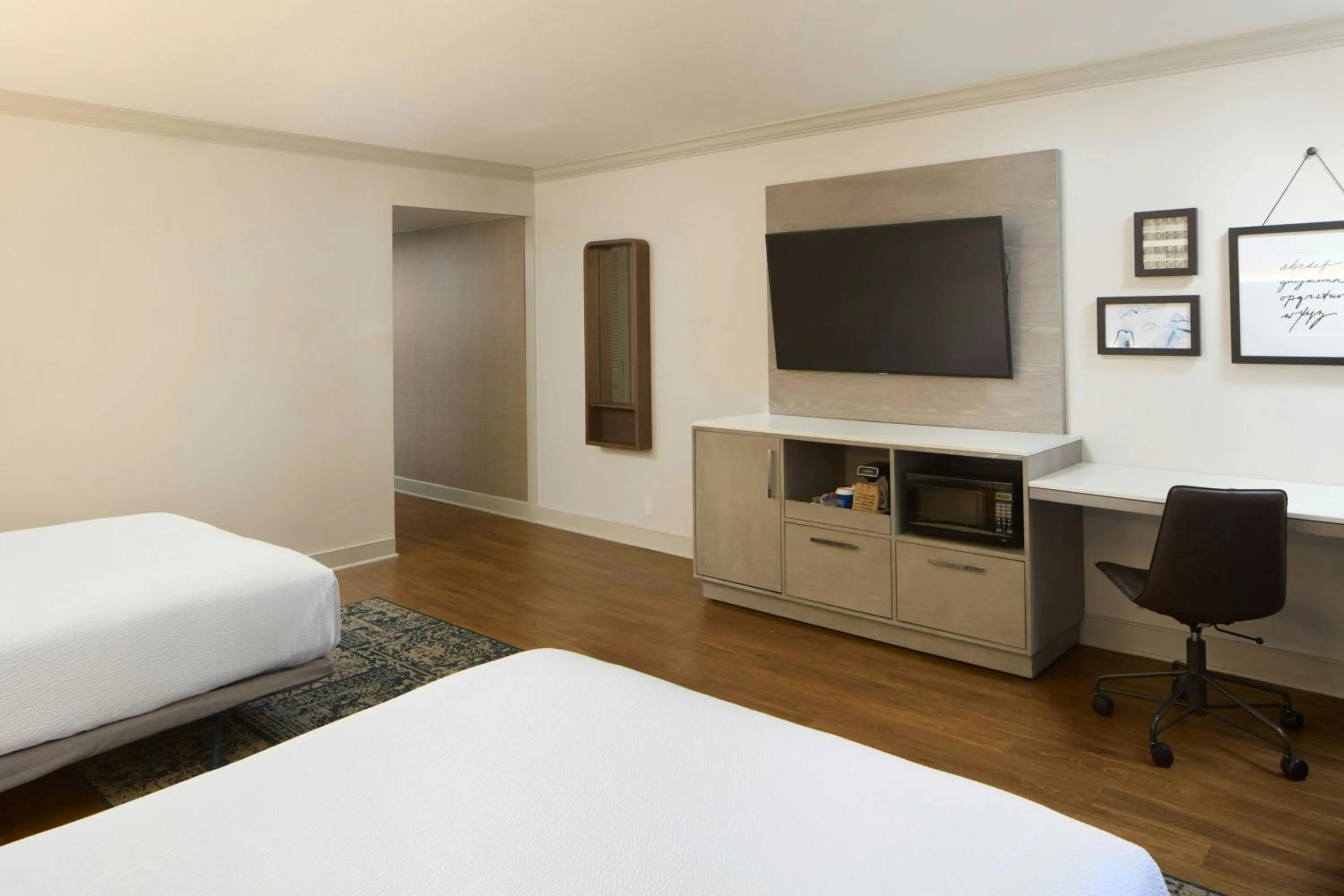 Photo of the whole room, Bed in Four Points by Sheraton Richmond Airport