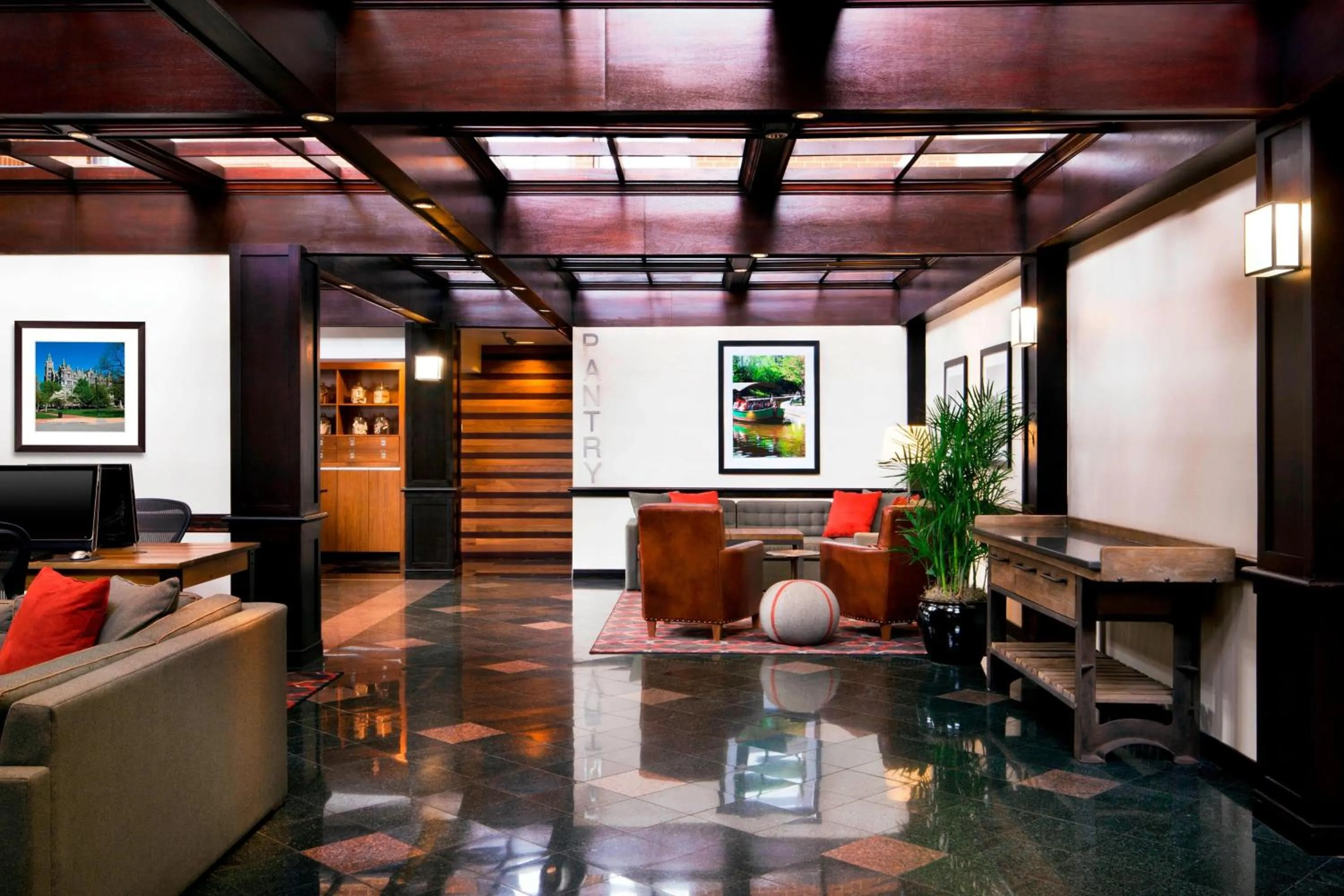 Lobby or reception in Four Points by Sheraton Richmond Airport