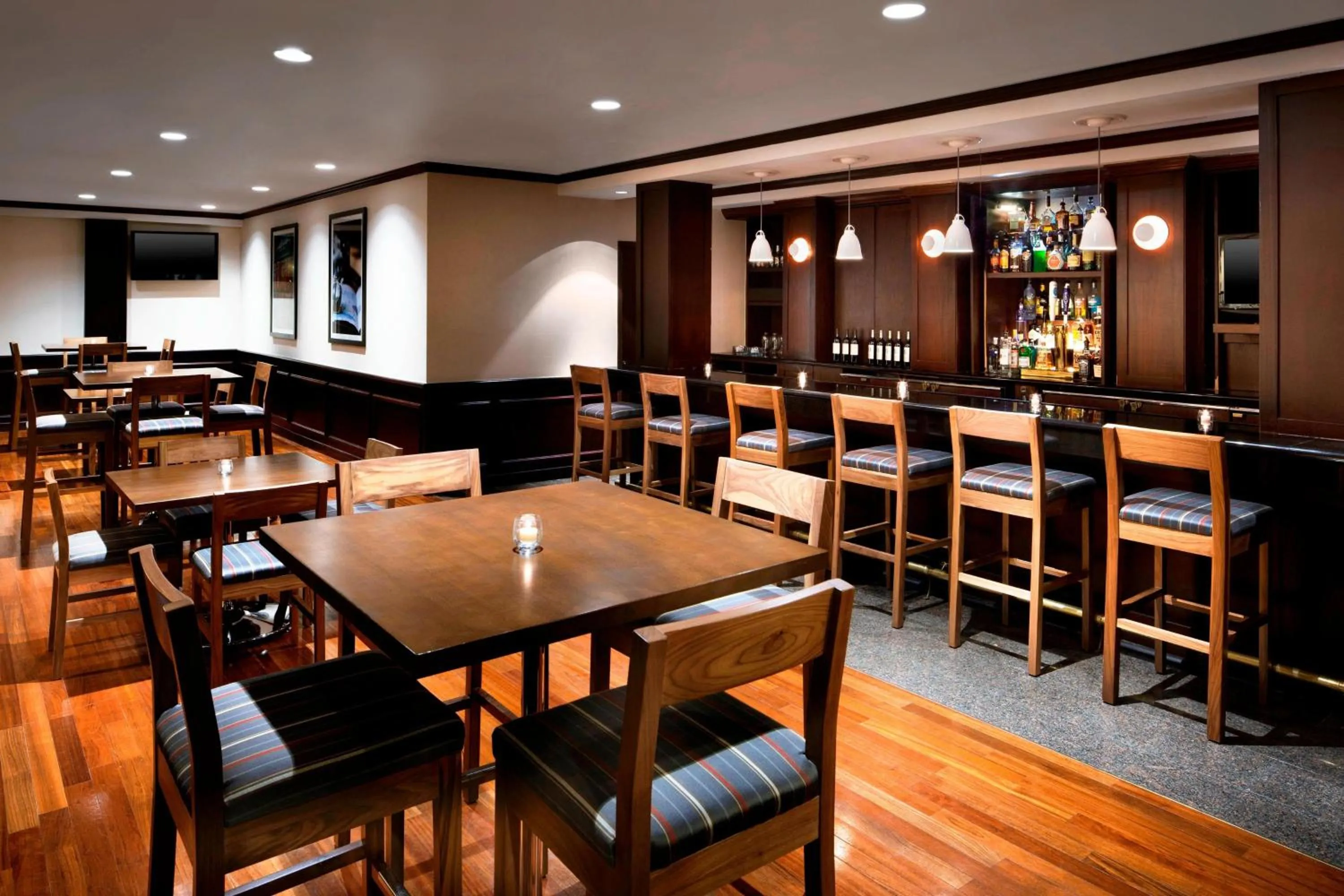 Lounge or bar in Four Points by Sheraton Richmond Airport