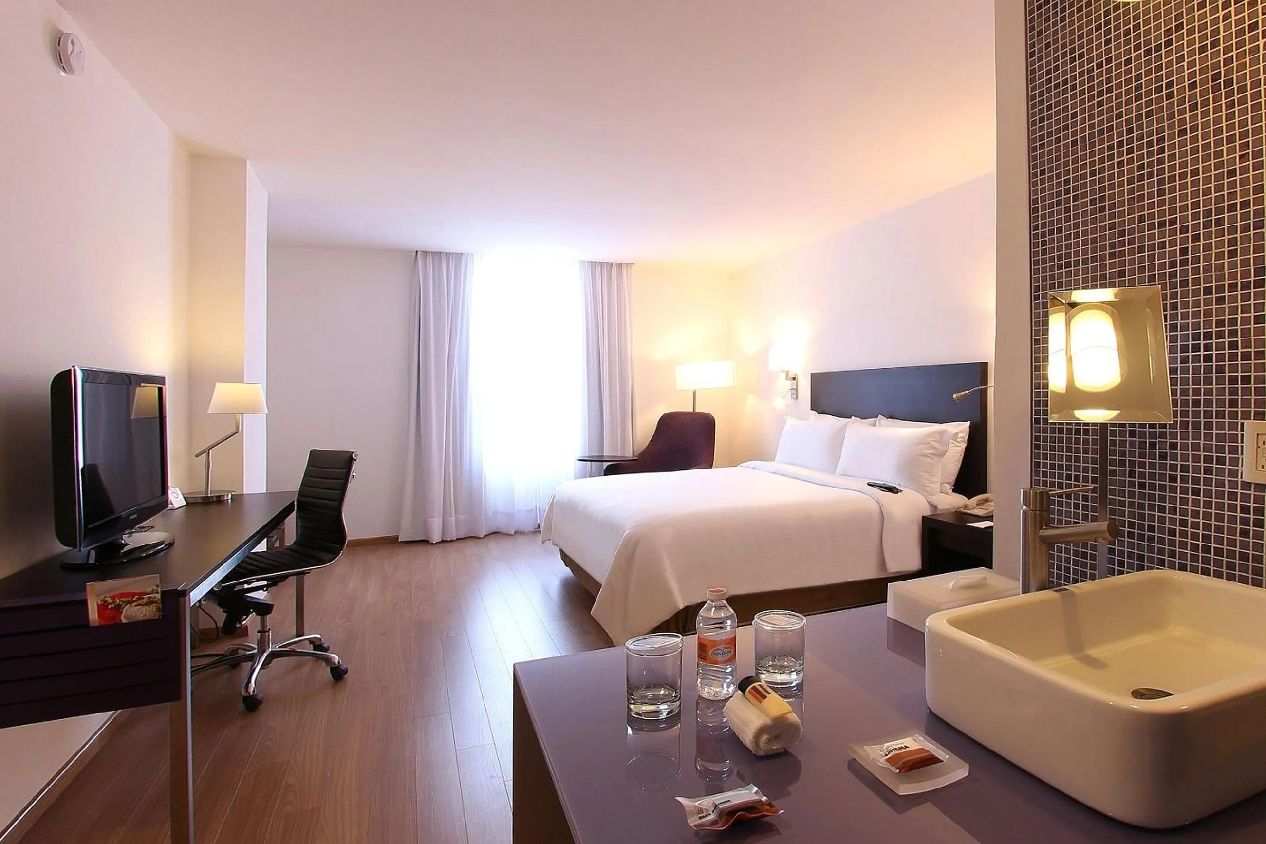 Photo of the whole room, Bed in Fiesta Inn Express Naucalpan