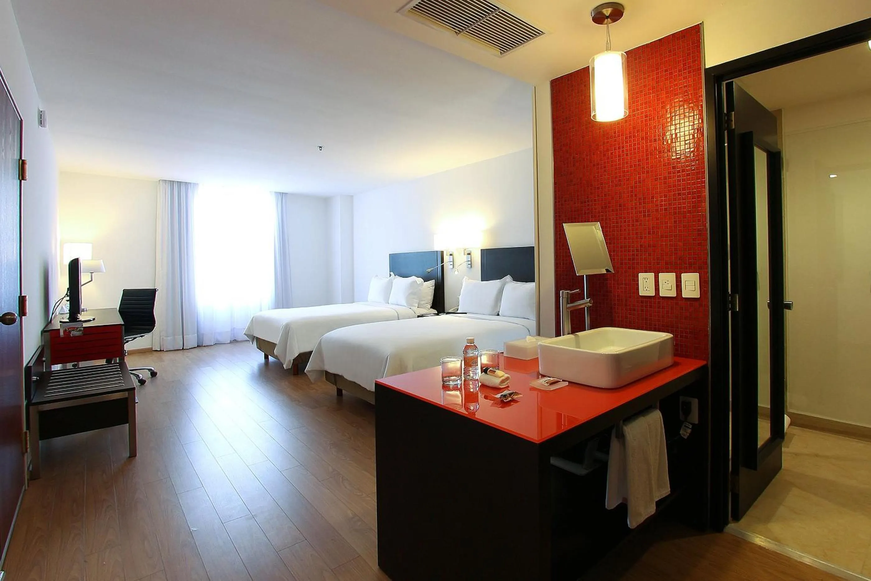 Photo of the whole room, Bed in Fiesta Inn Express Naucalpan