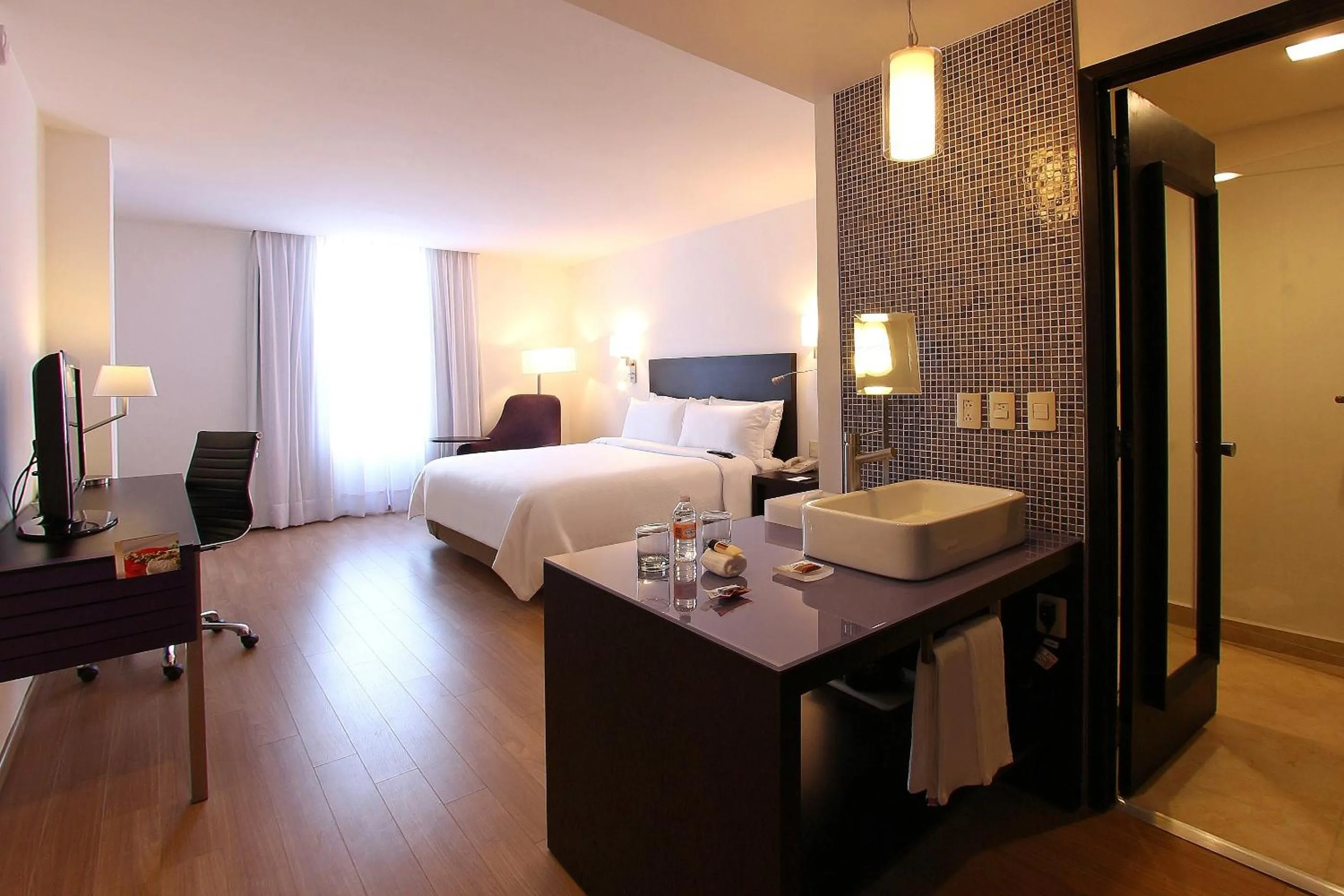 Photo of the whole room, Bed in Fiesta Inn Express Naucalpan