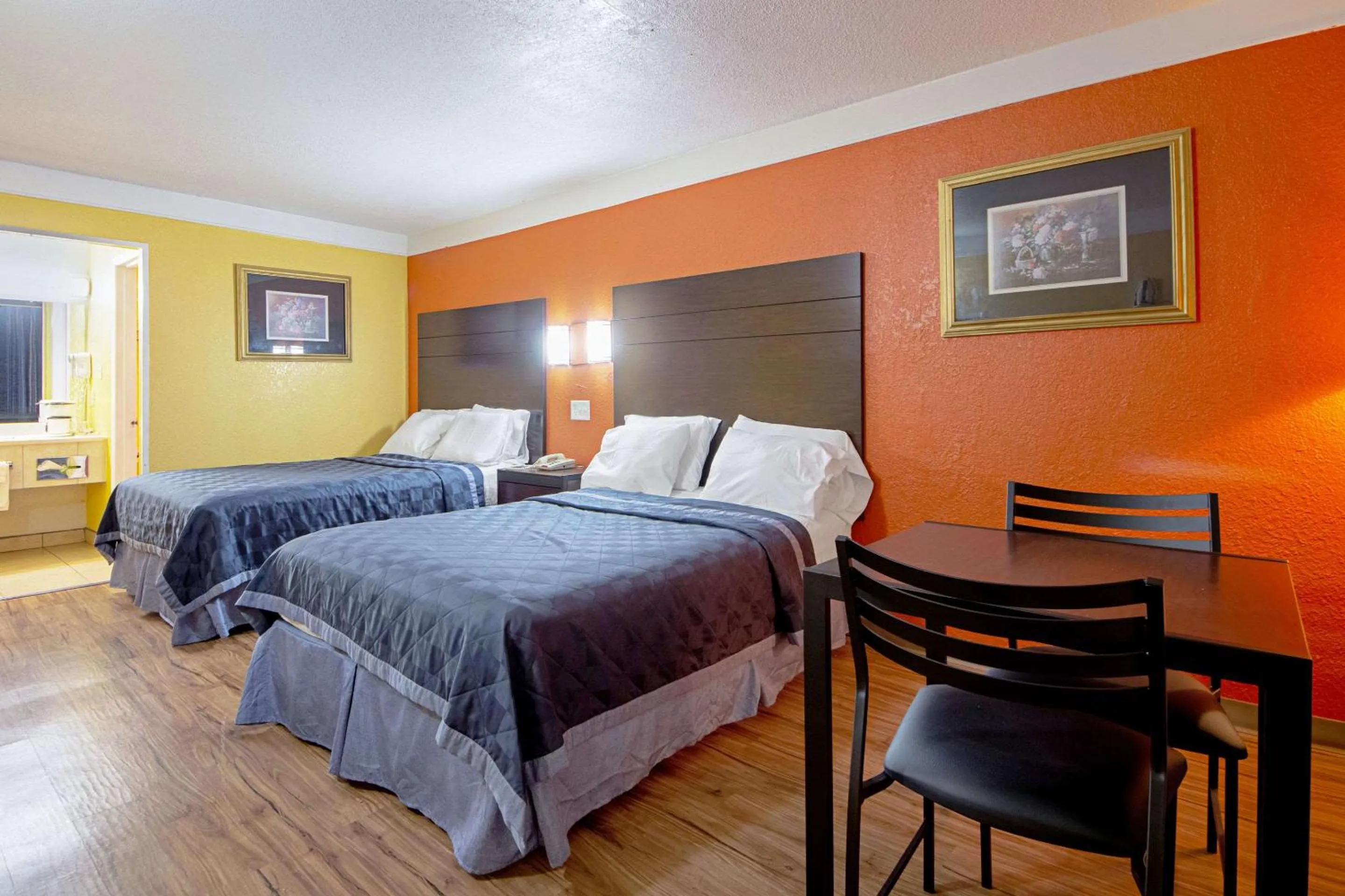 Photo of the whole room, Bed in Economy Inn & Suites