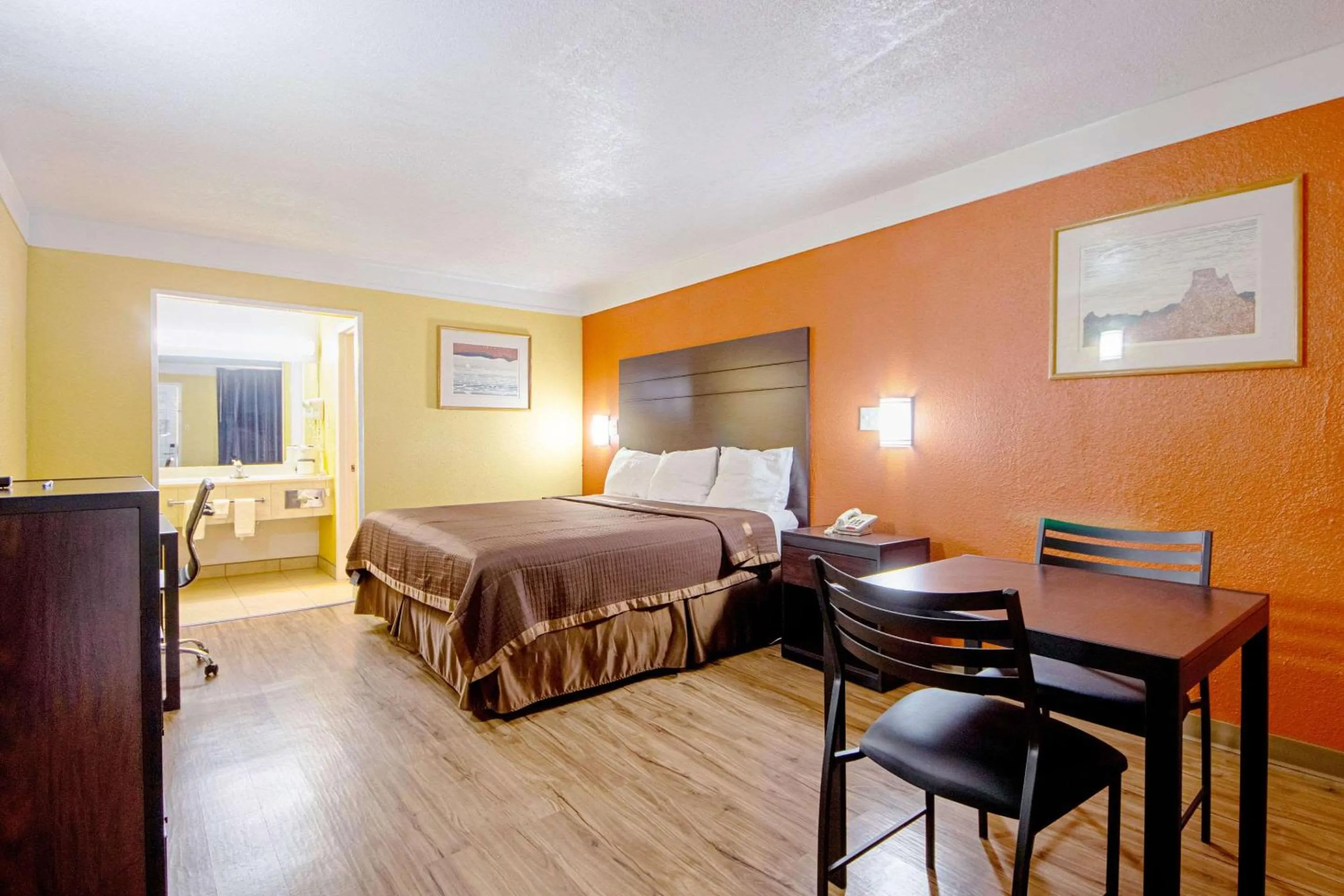 Photo of the whole room, Bed in Economy Inn & Suites