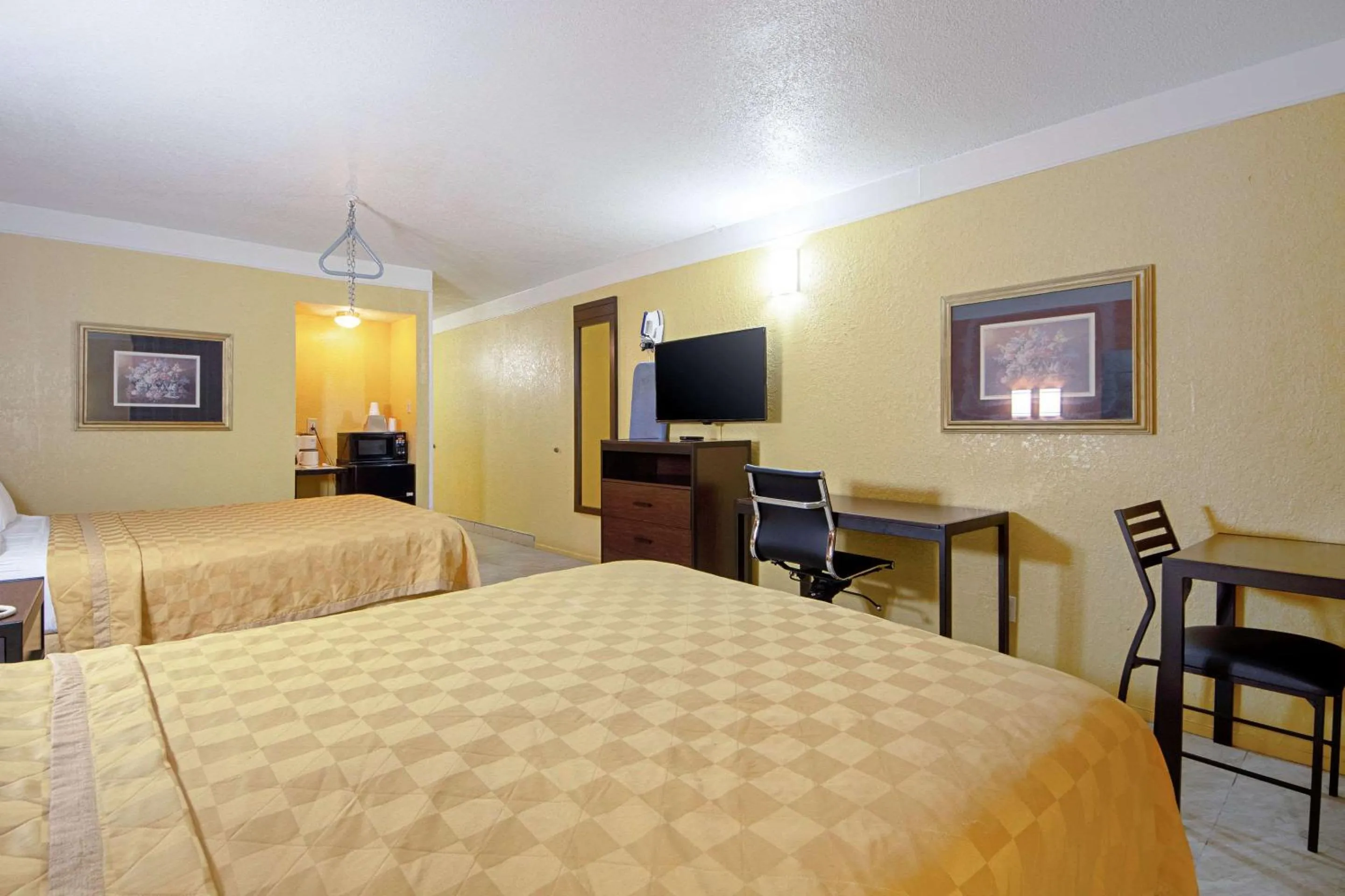 Photo of the whole room, Bed in Economy Inn & Suites