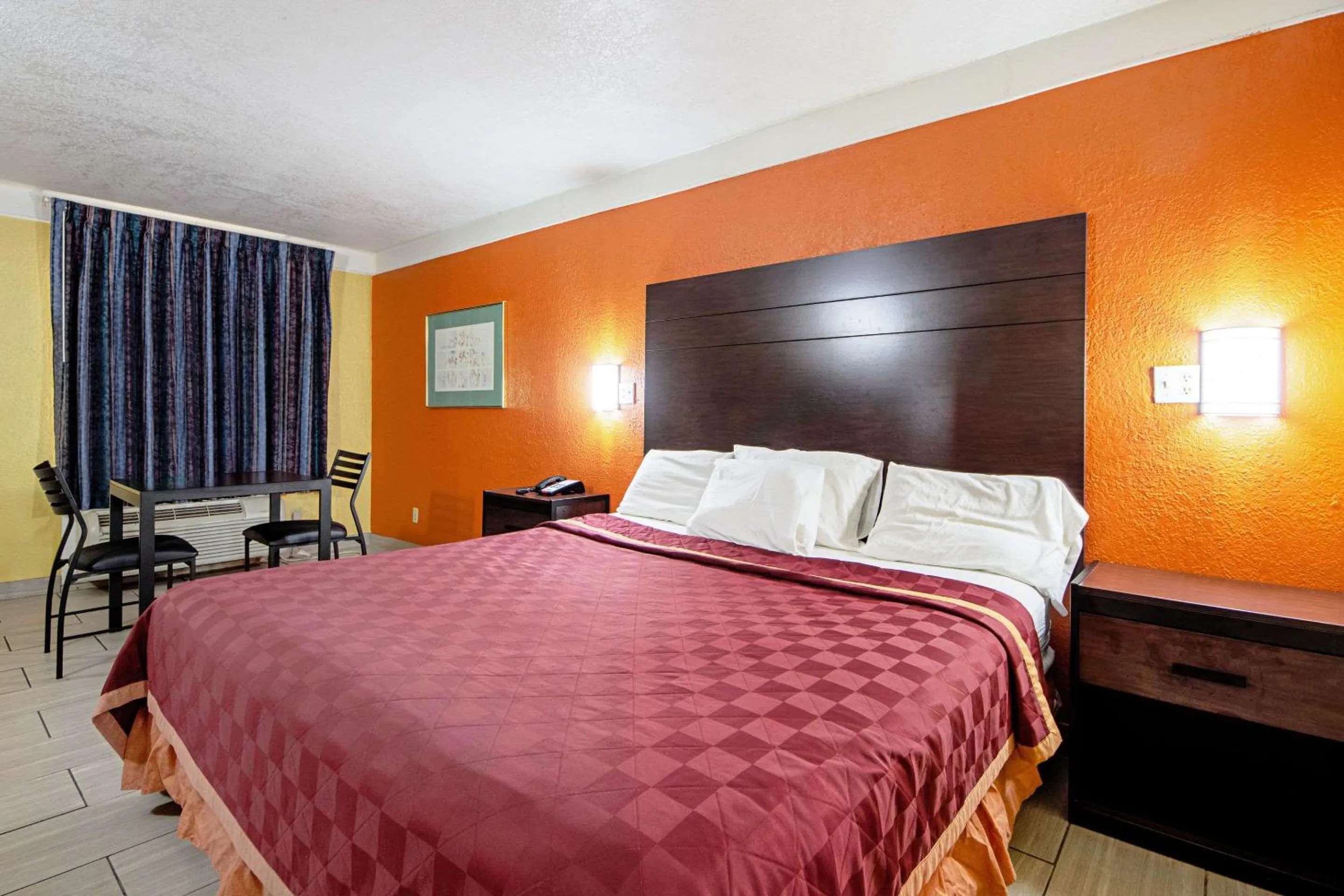 Photo of the whole room, Bed in Economy Inn & Suites