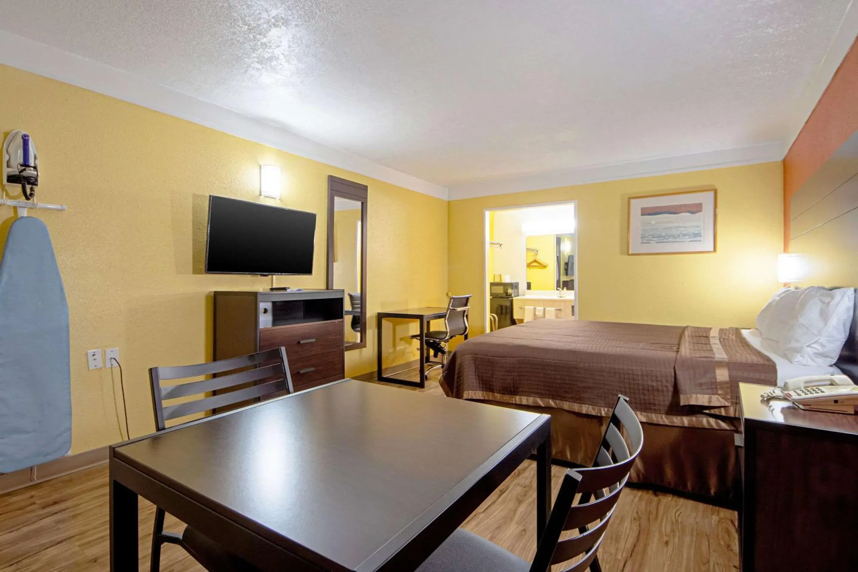 King Room - Non-Smoking in Economy Inn & Suites King Room - Non-Smoking in Economy Inn & Suites
