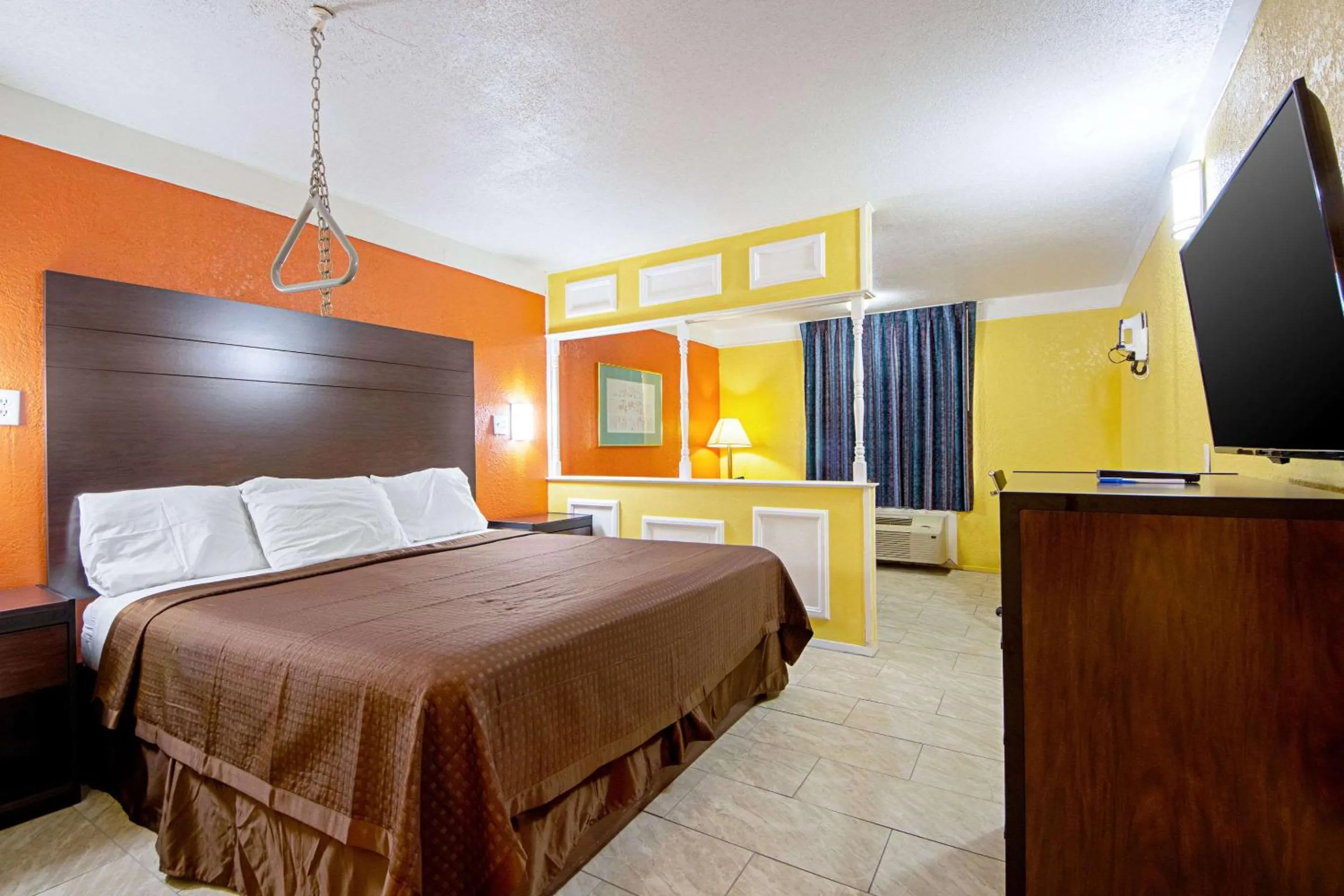 Photo of the whole room, Bed in Economy Inn & Suites