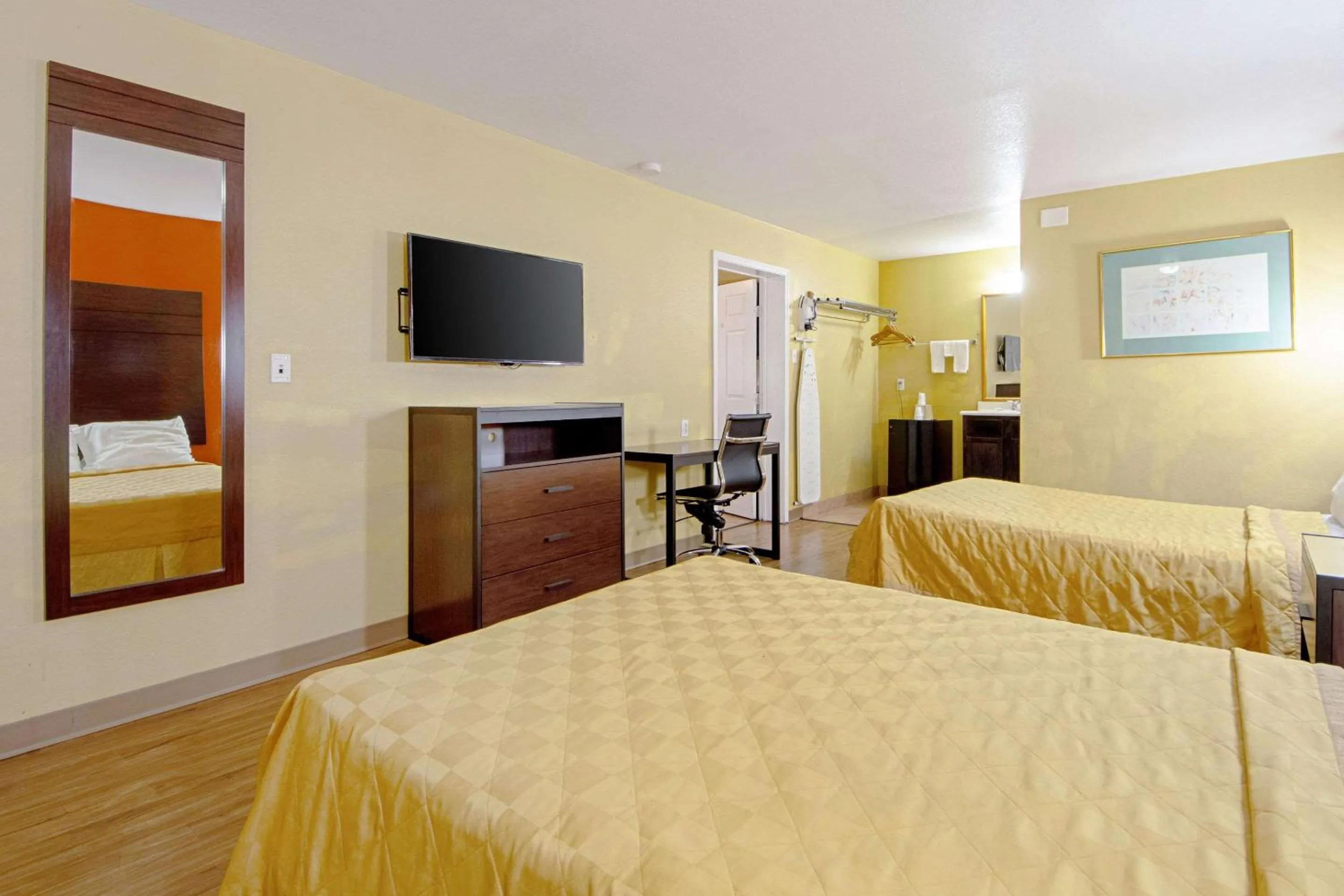 Photo of the whole room, Bed in Economy Inn & Suites