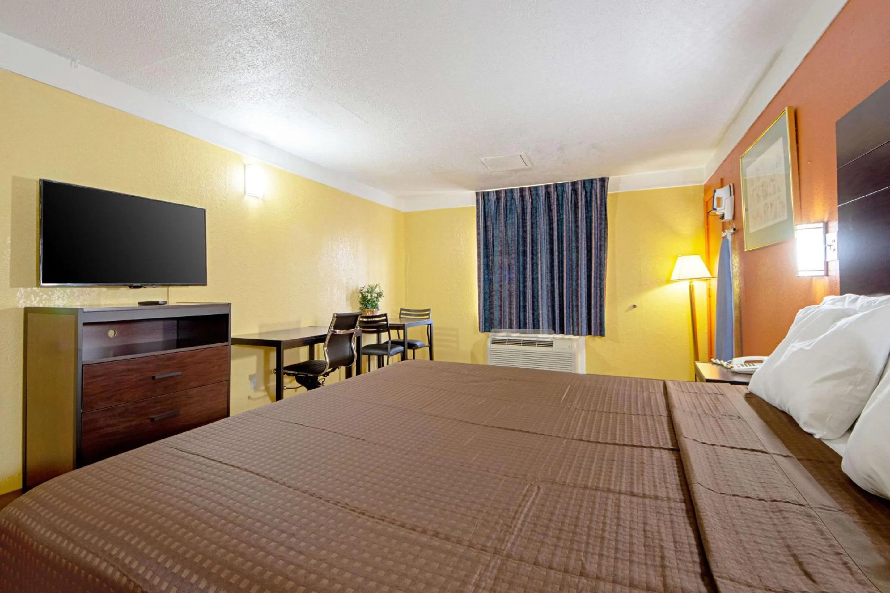 Photo of the whole room, Bed in Economy Inn & Suites