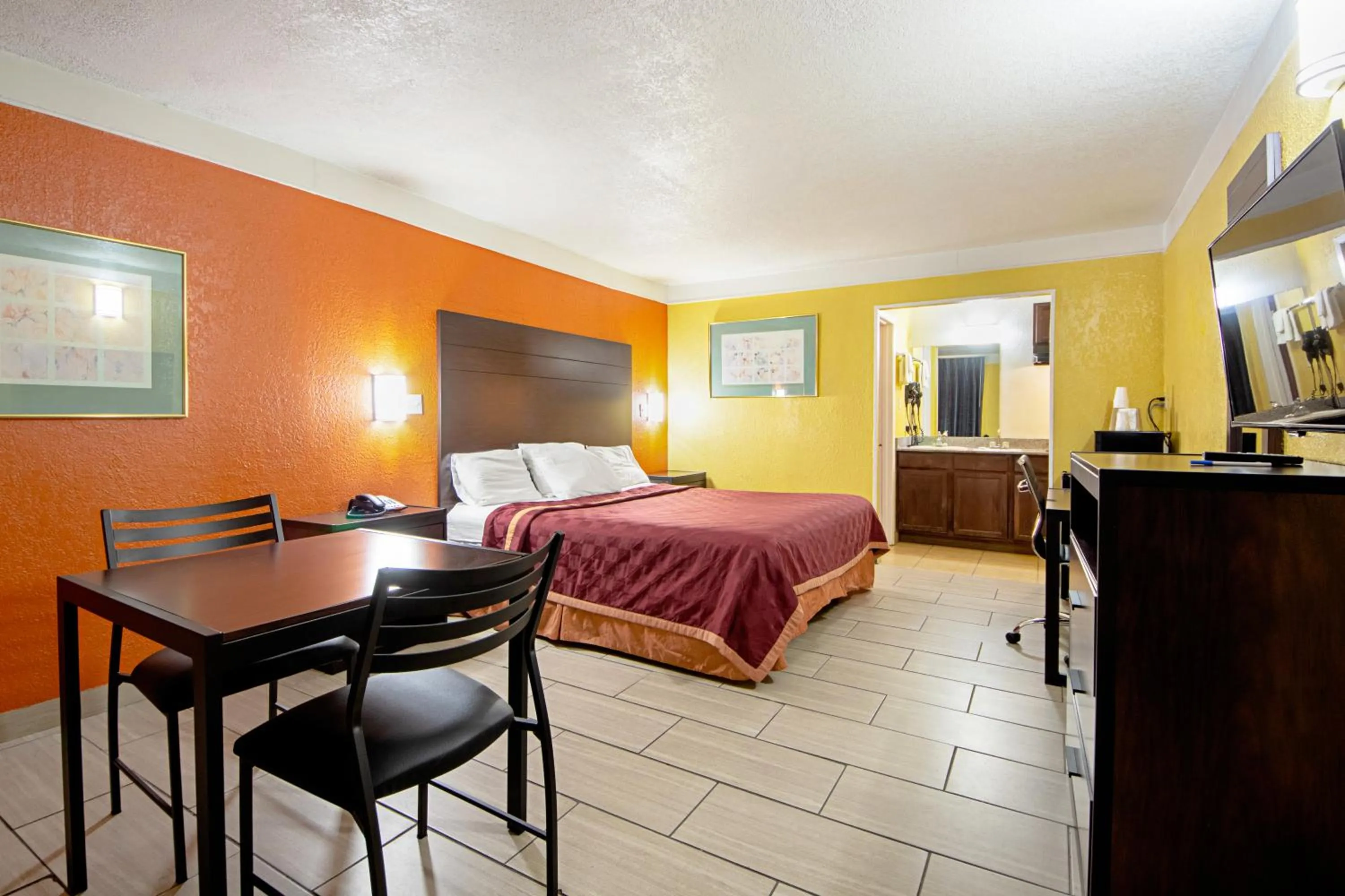 TV and multimedia, Bed in Economy Inn & Suites