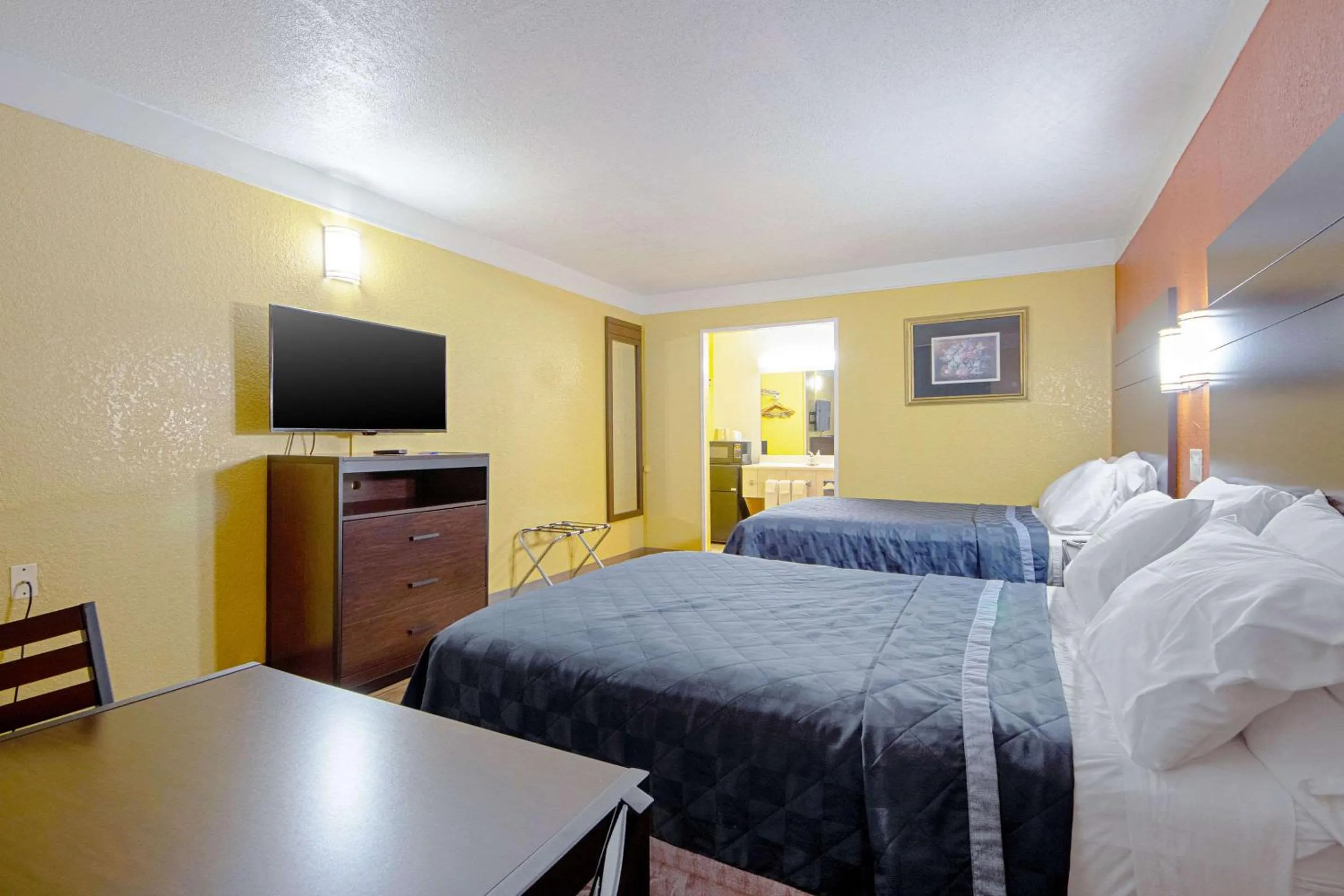 Photo of the whole room, Bed in Economy Inn & Suites