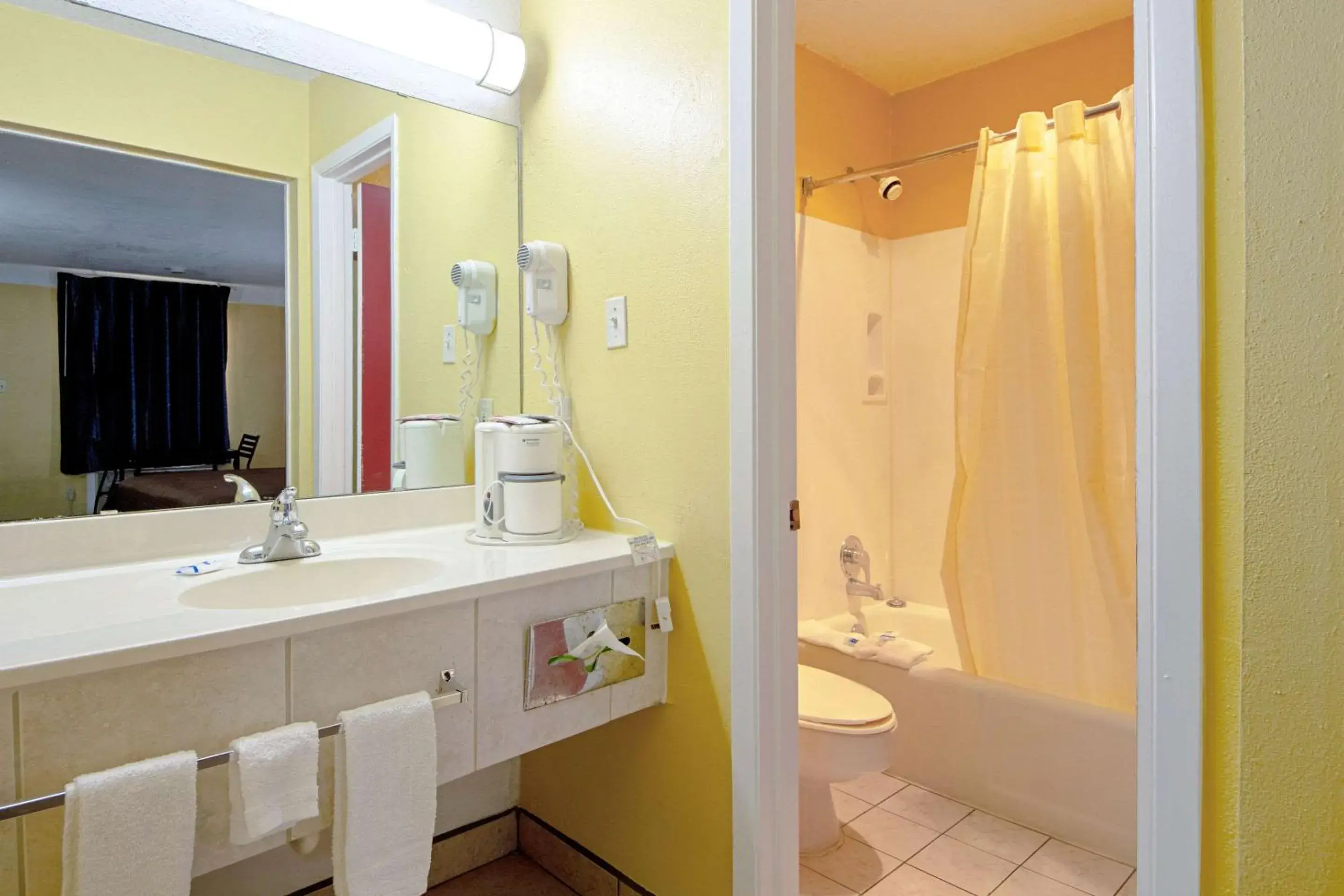 King Room - Non-Smoking in Economy Inn & Suites King Room - Non-Smoking in Economy Inn & Suites