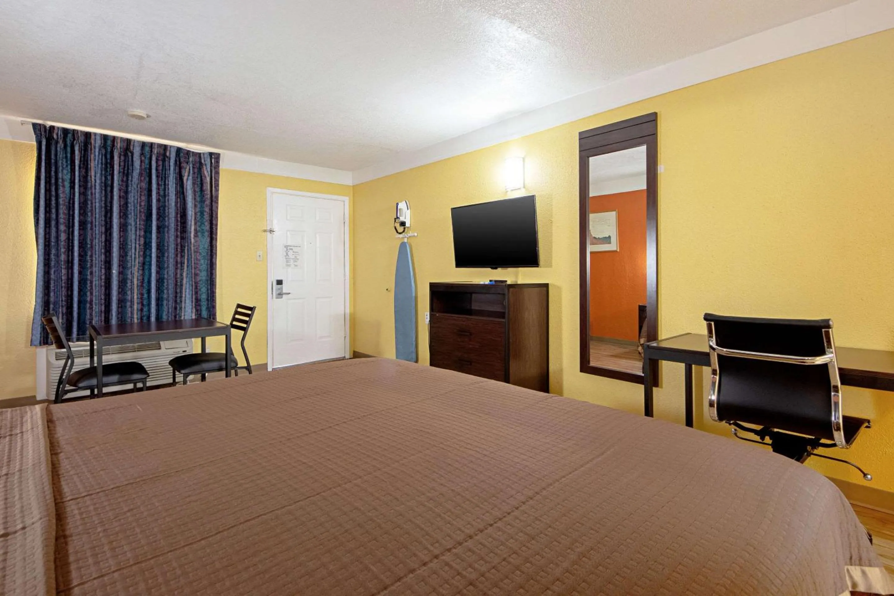 Photo of the whole room, Bed in Economy Inn & Suites