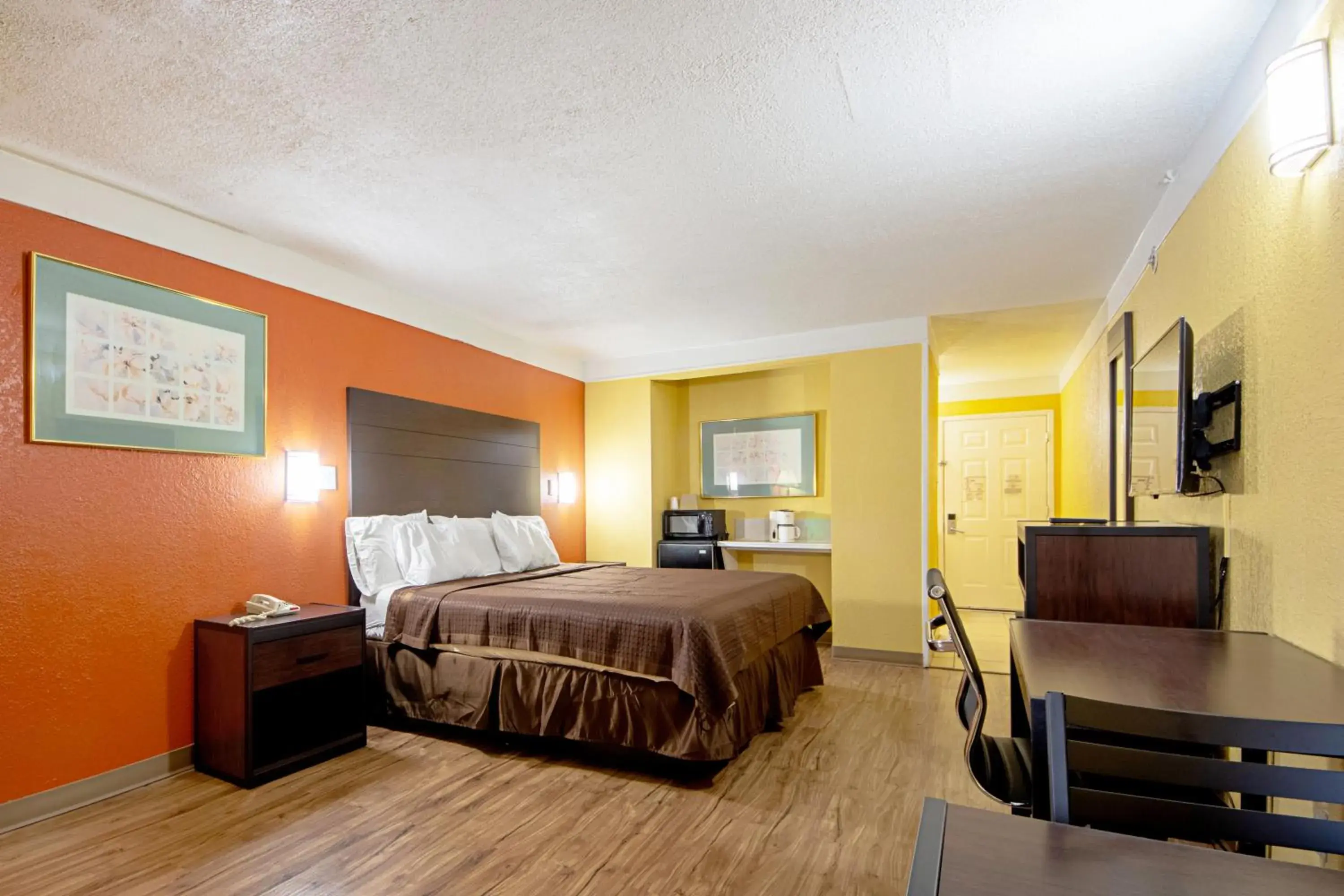 King Room - Non-Smoking in Economy Inn & Suites King Room - Non-Smoking in Economy Inn & Suites