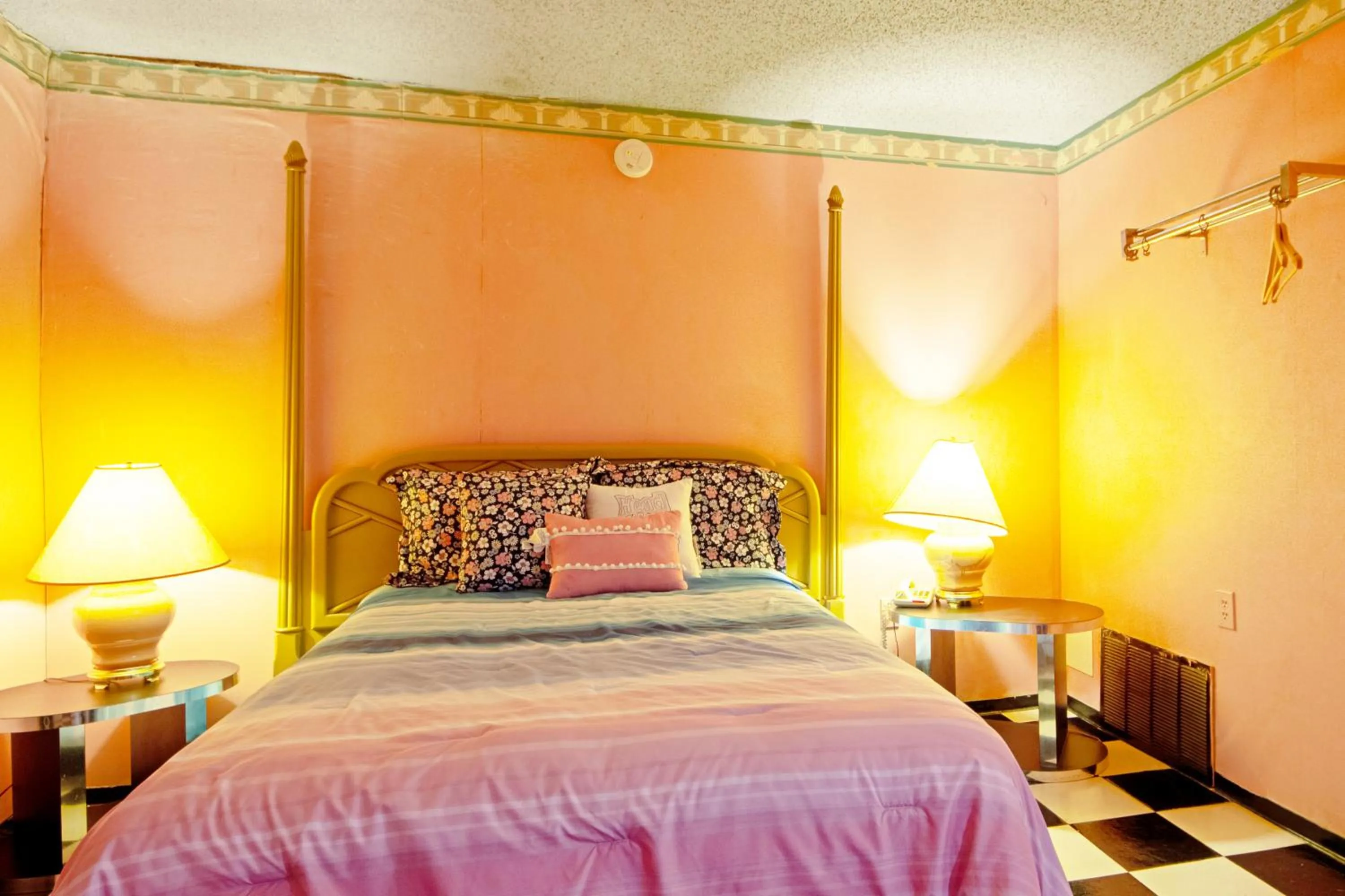 Bed in Economy Inn & Suites