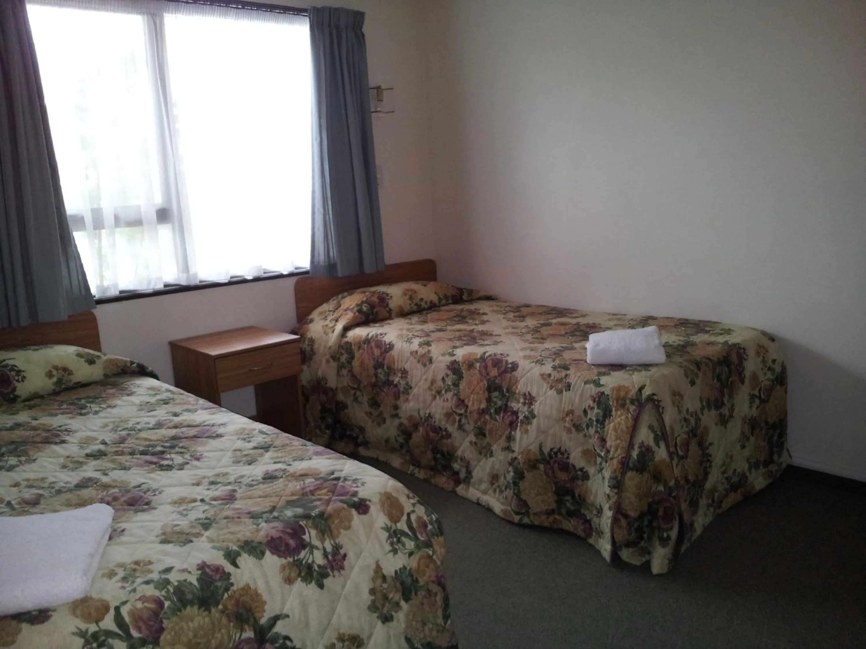 Bed in Ace High Motor Inn