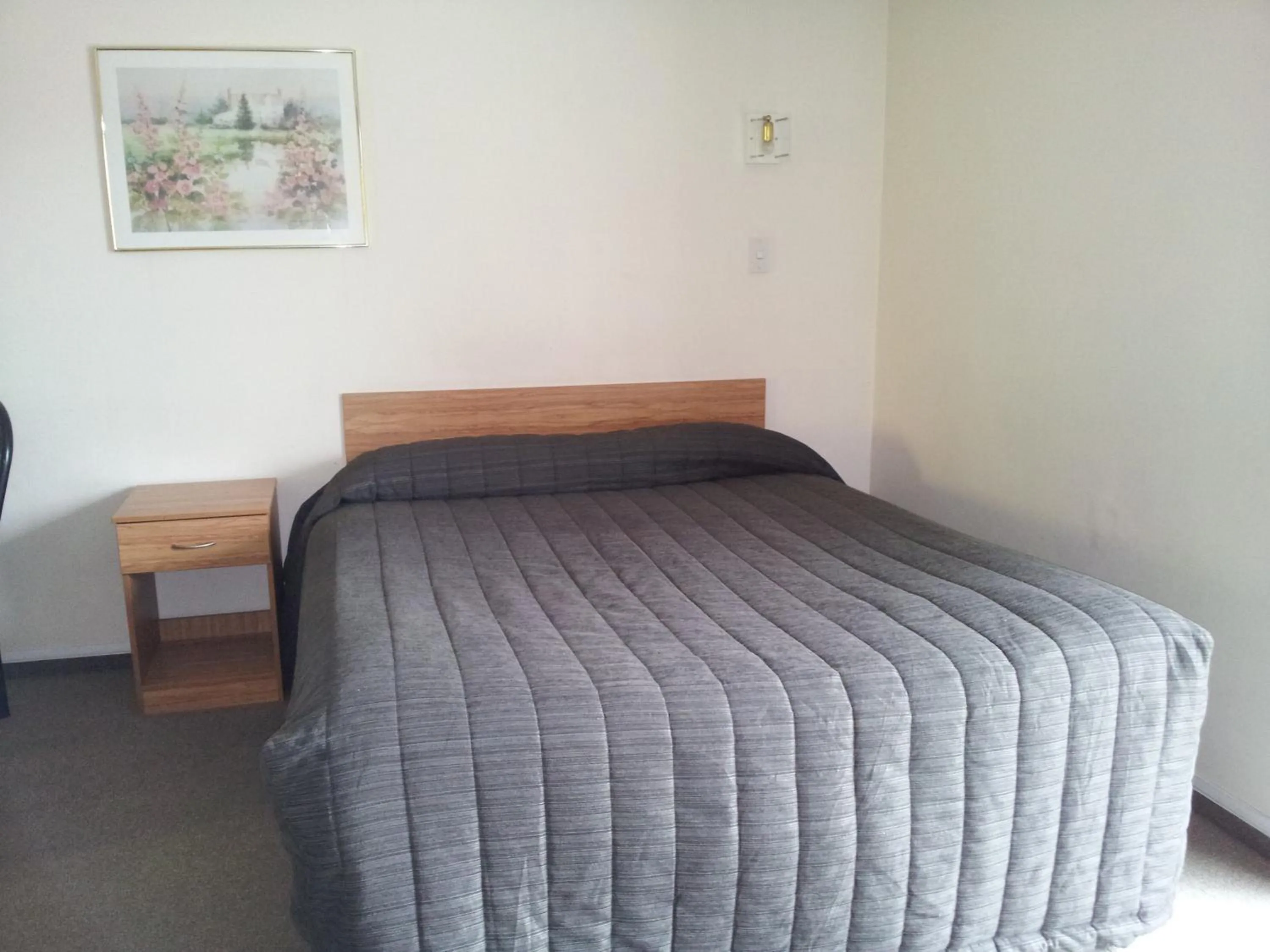 Bed in Ace High Motor Inn