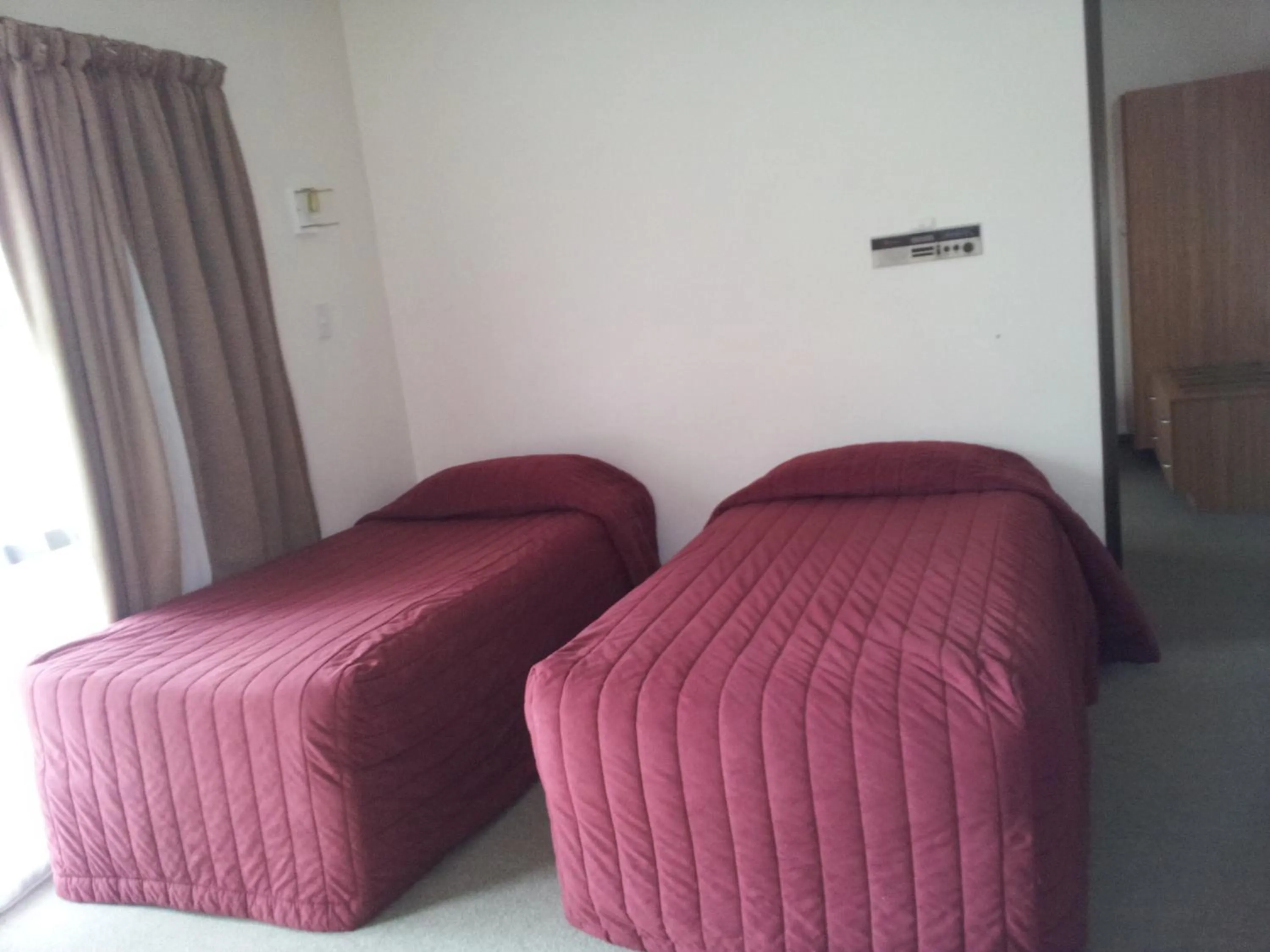 Bed in Ace High Motor Inn