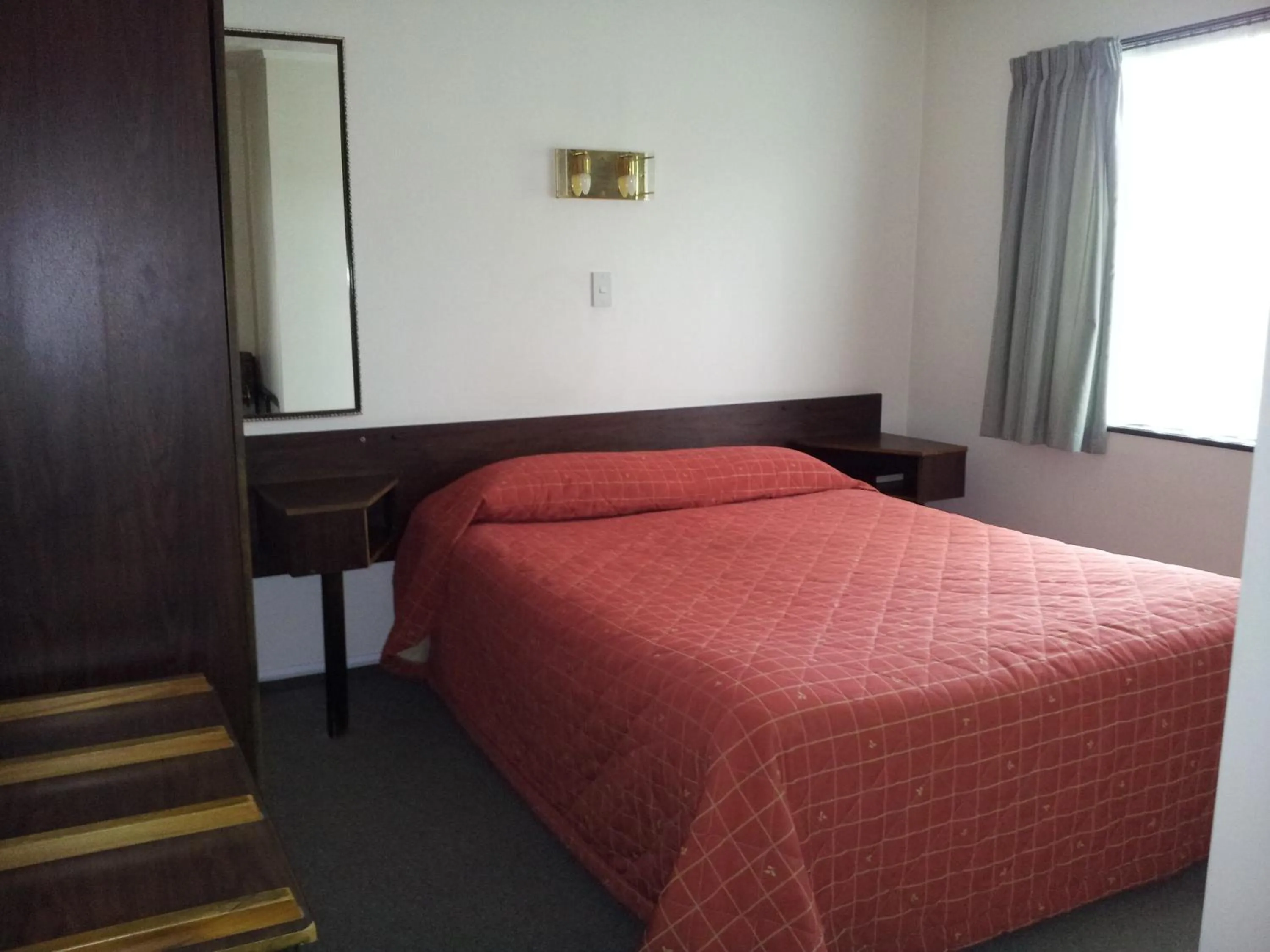 Bed in Ace High Motor Inn