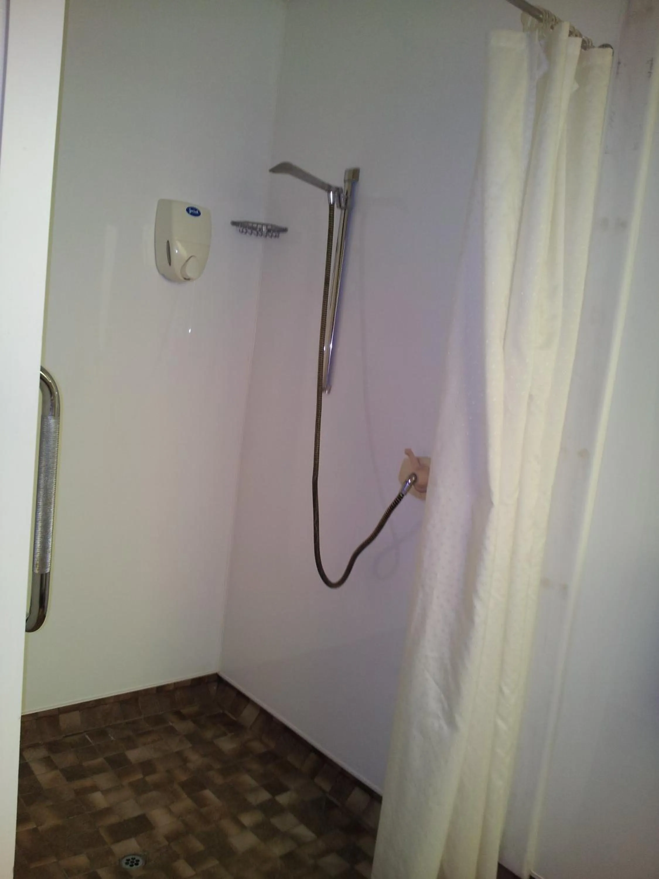 Shower in Ace High Motor Inn