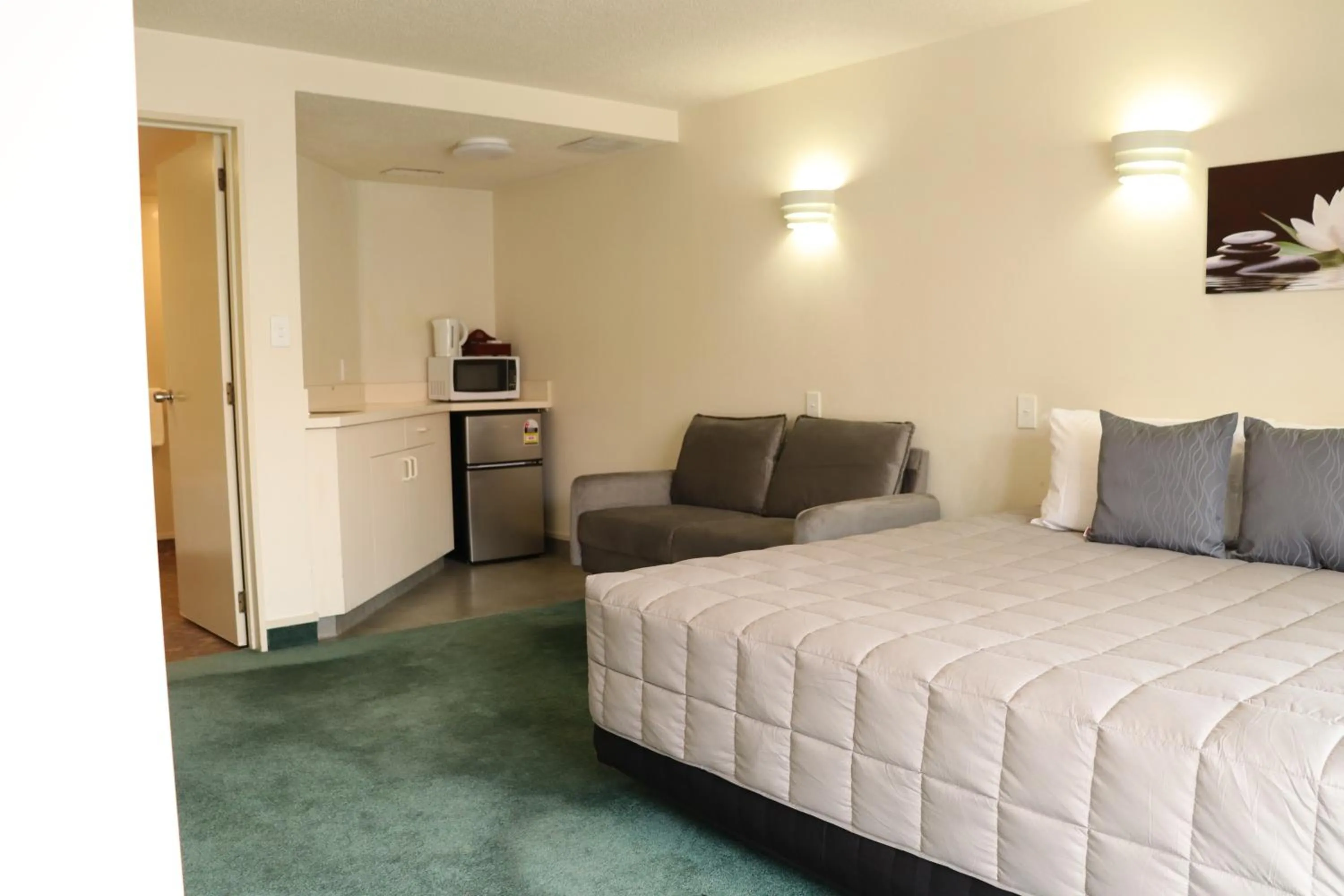 Kitchen or kitchenette, Bed in BK's Fountain Court Motel