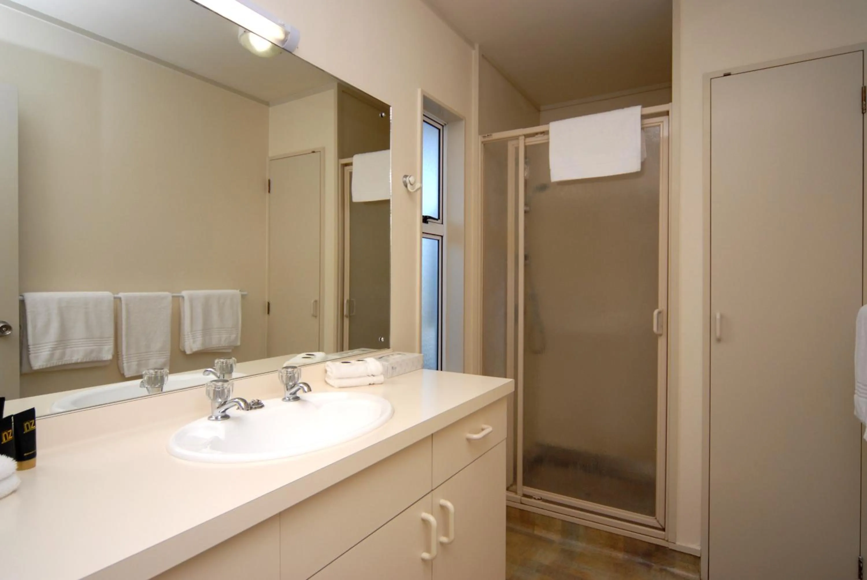 Bathroom in BK's Fountain Court Motel