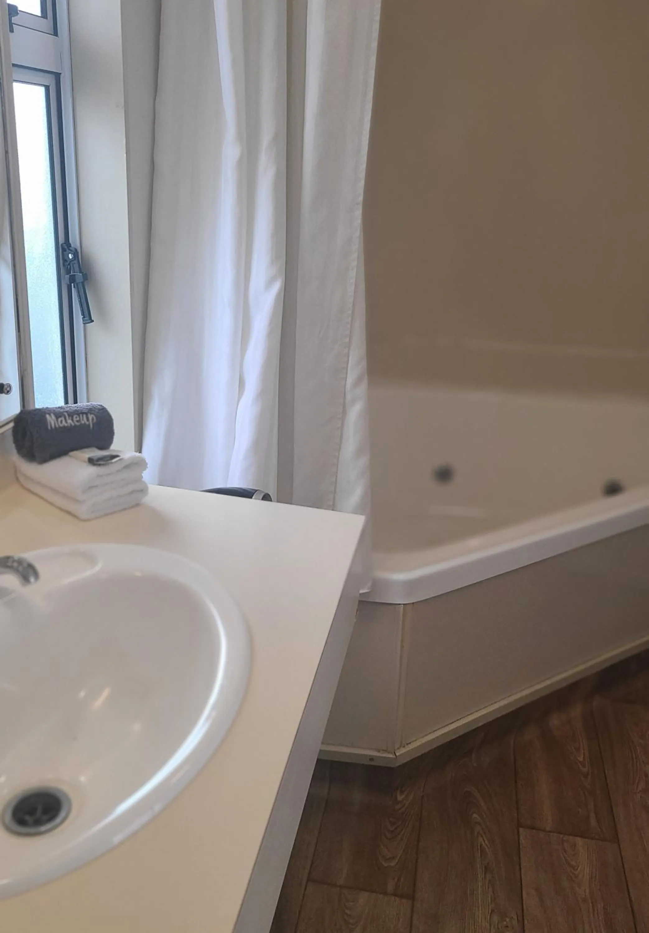 Bathroom in BK's Fountain Court Motel