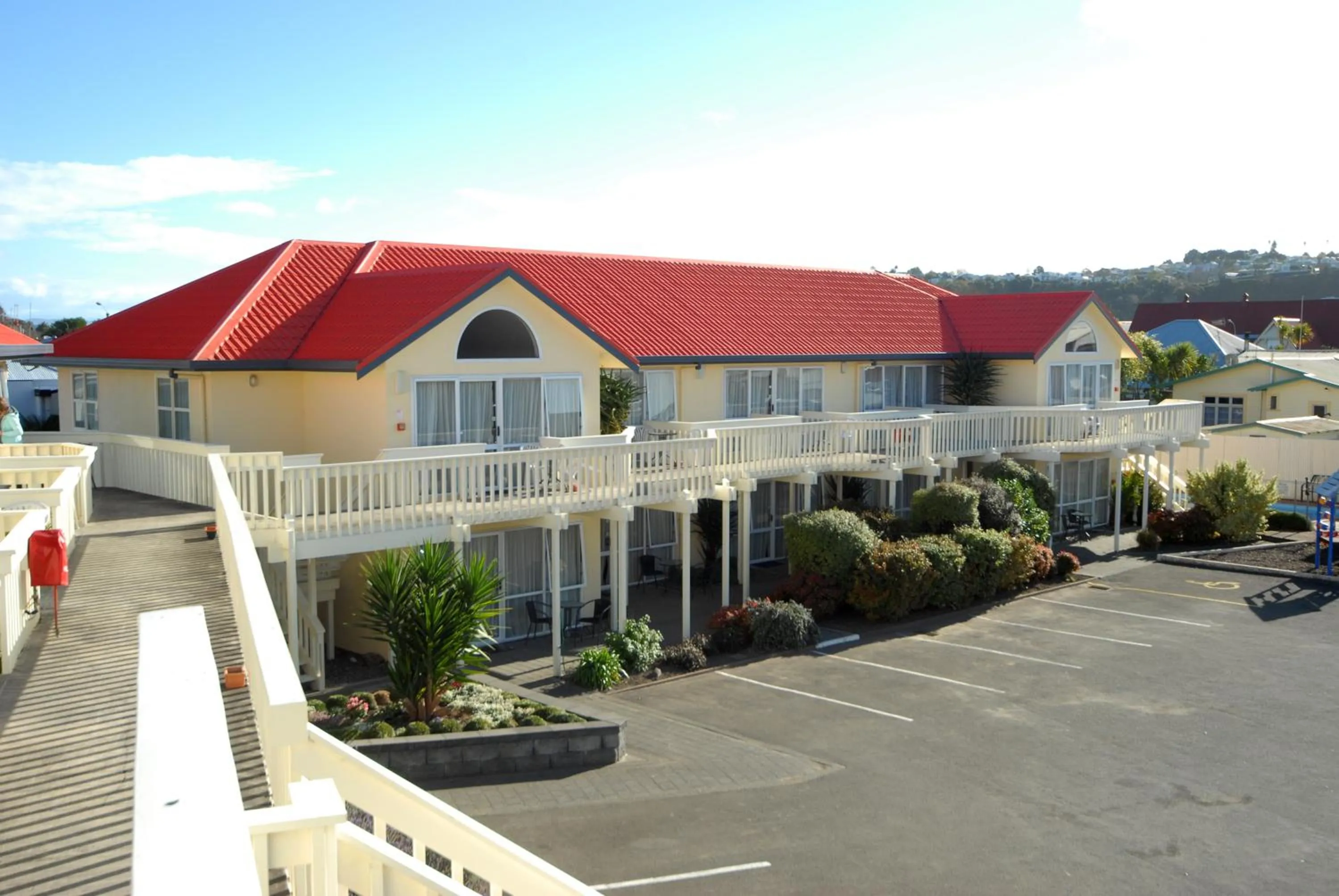 Facade/entrance in BK's Fountain Court Motel