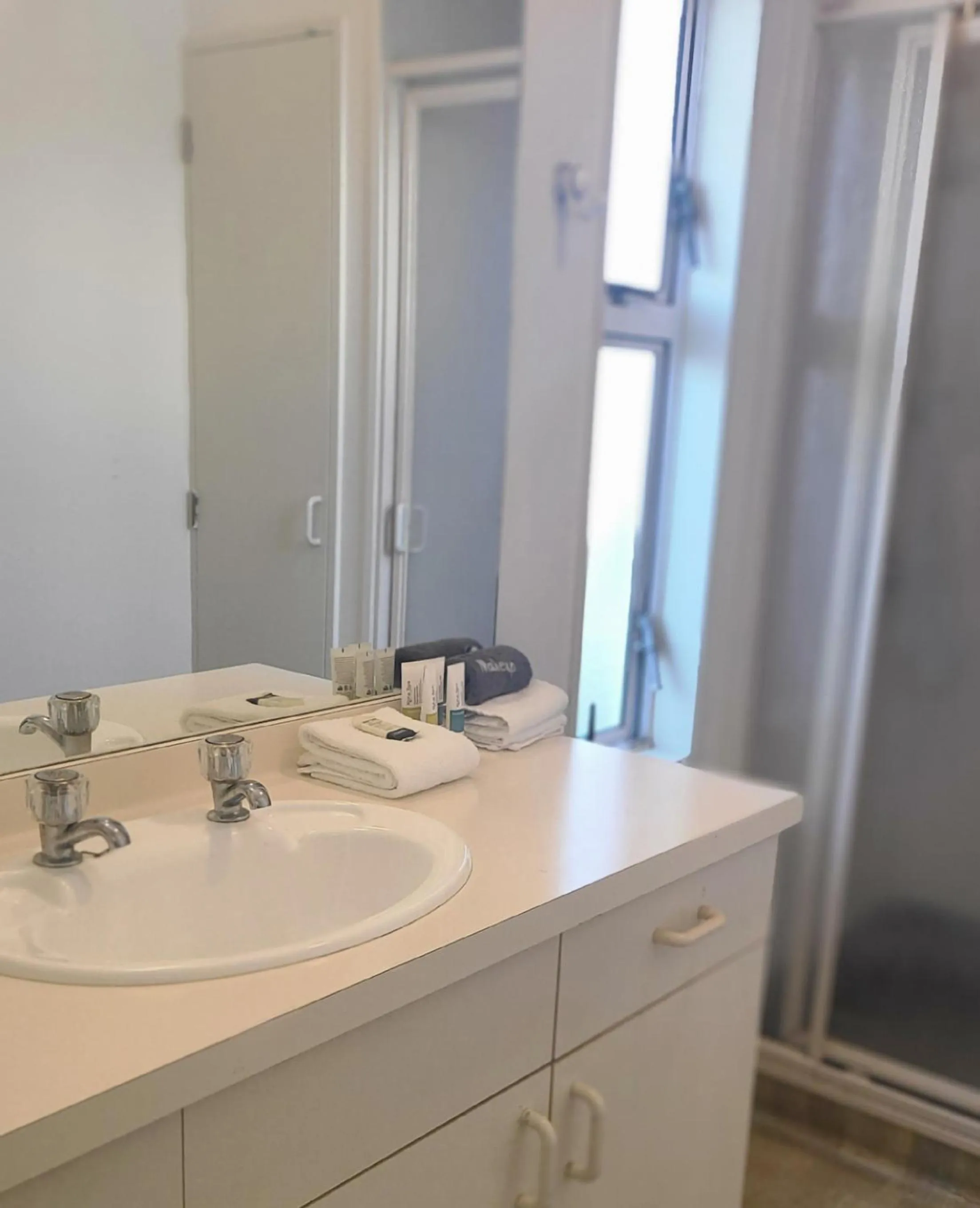 Bathroom in BK's Fountain Court Motel