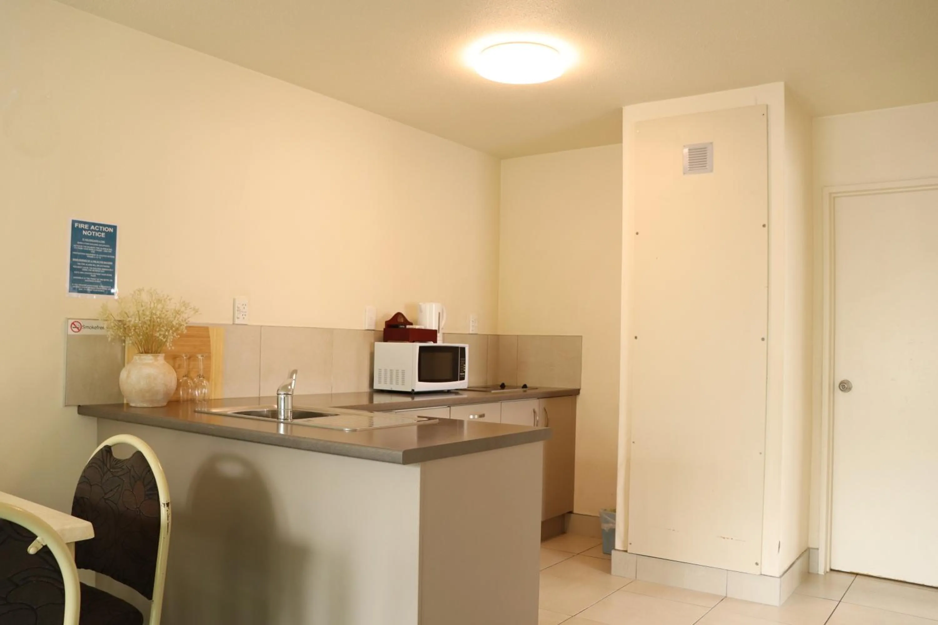 Kitchen or kitchenette in BK's Fountain Court Motel