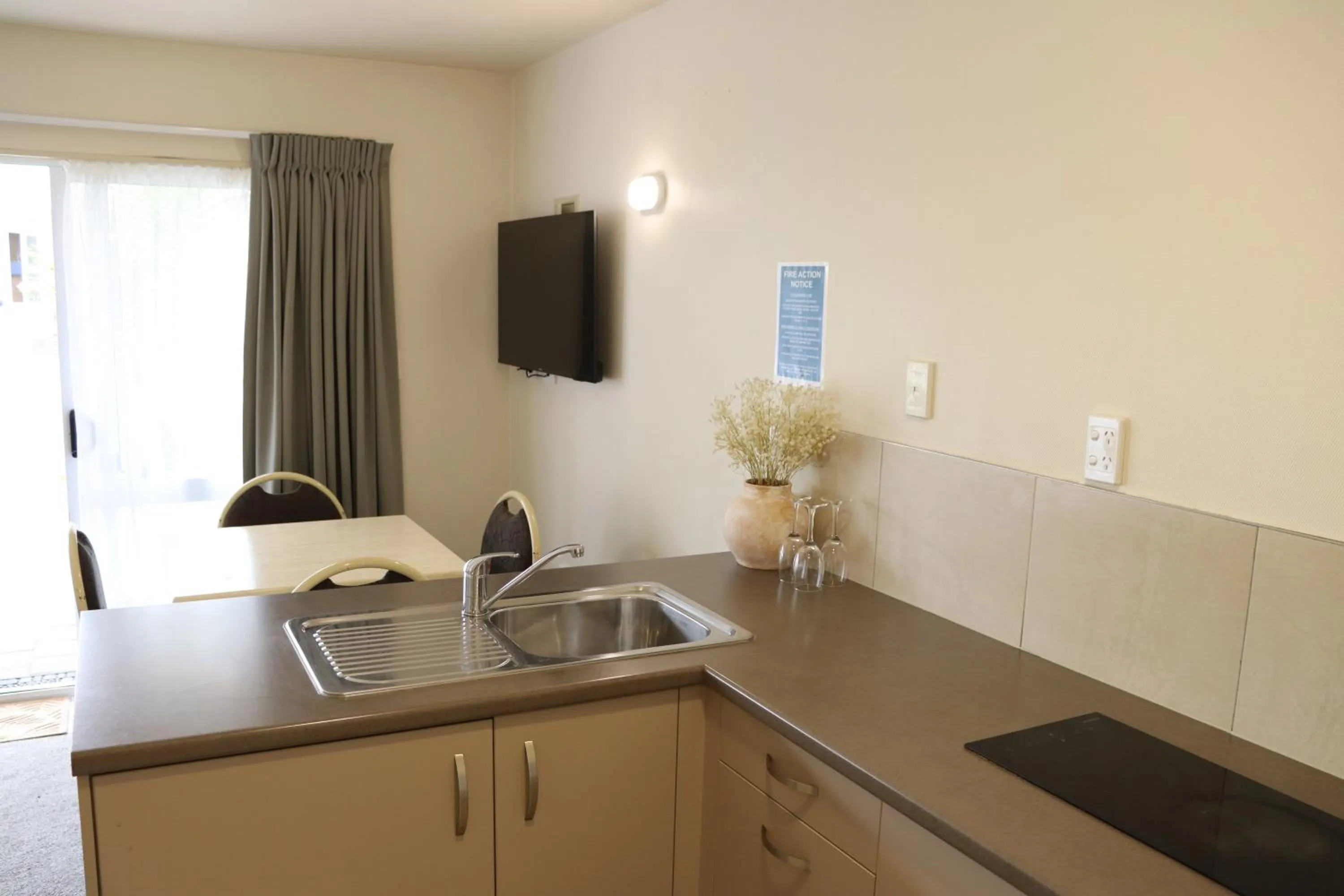 Kitchen or kitchenette in BK's Fountain Court Motel