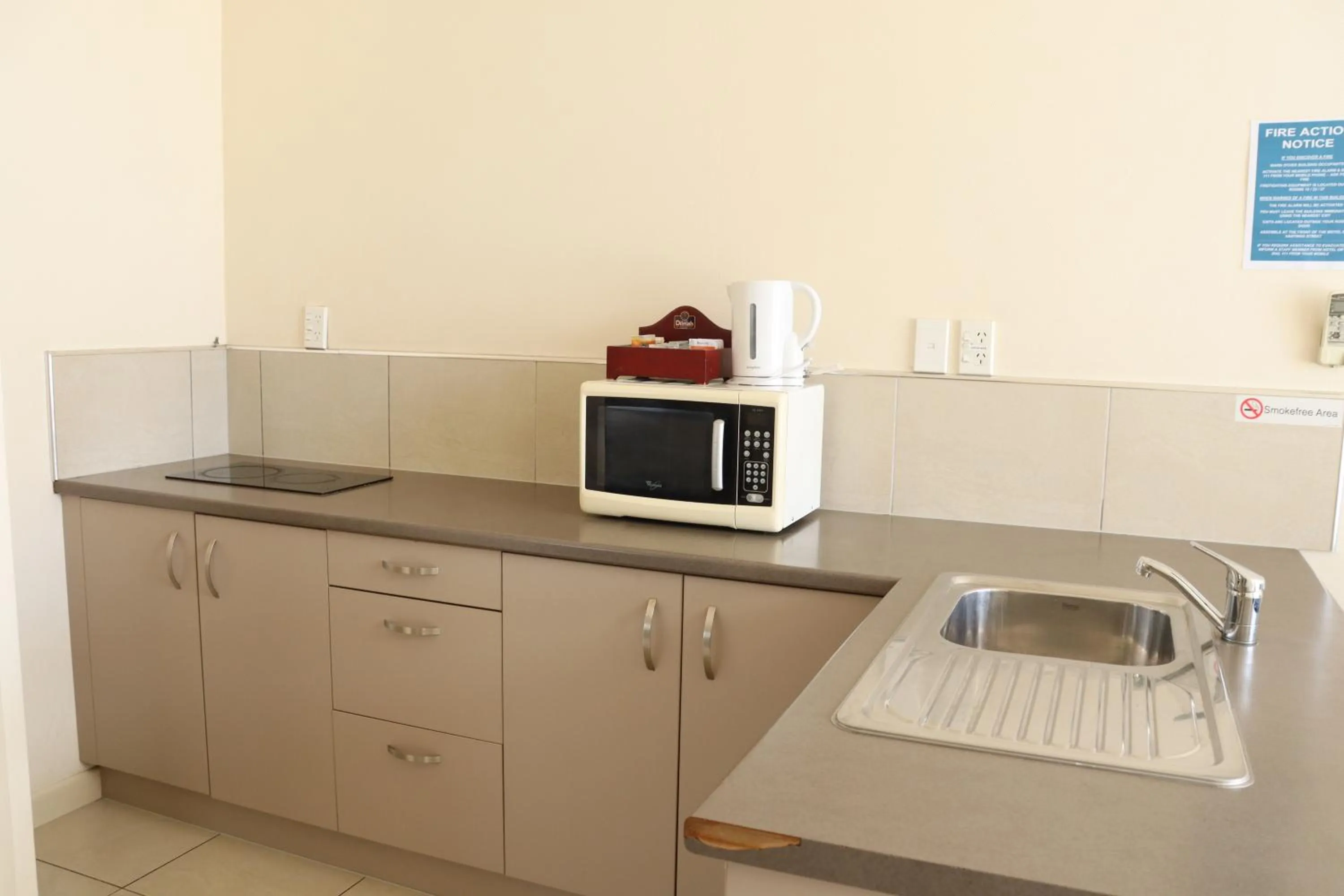 Kitchen or kitchenette in BK's Fountain Court Motel