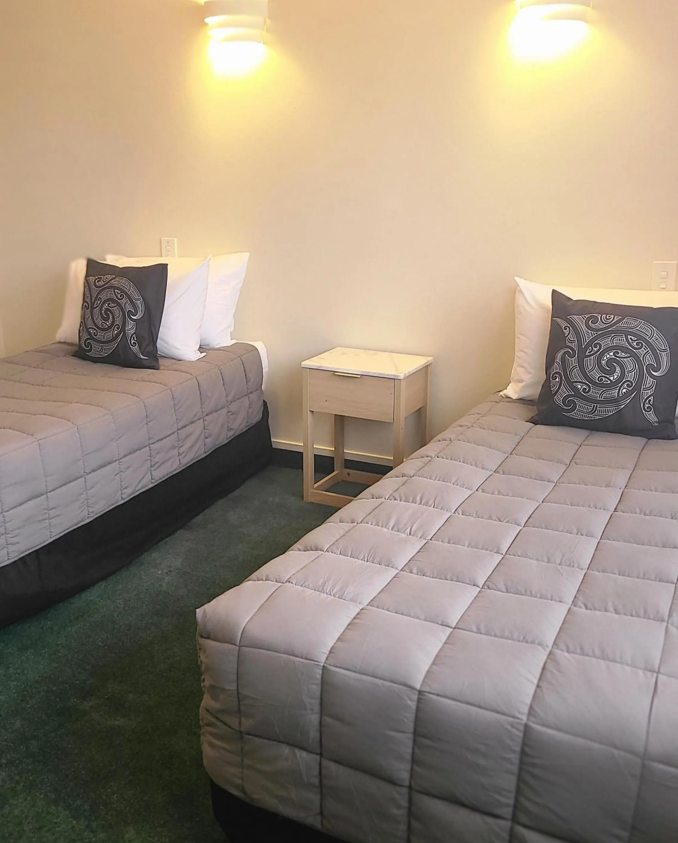 Bedroom, Bed in BK's Fountain Court Motel