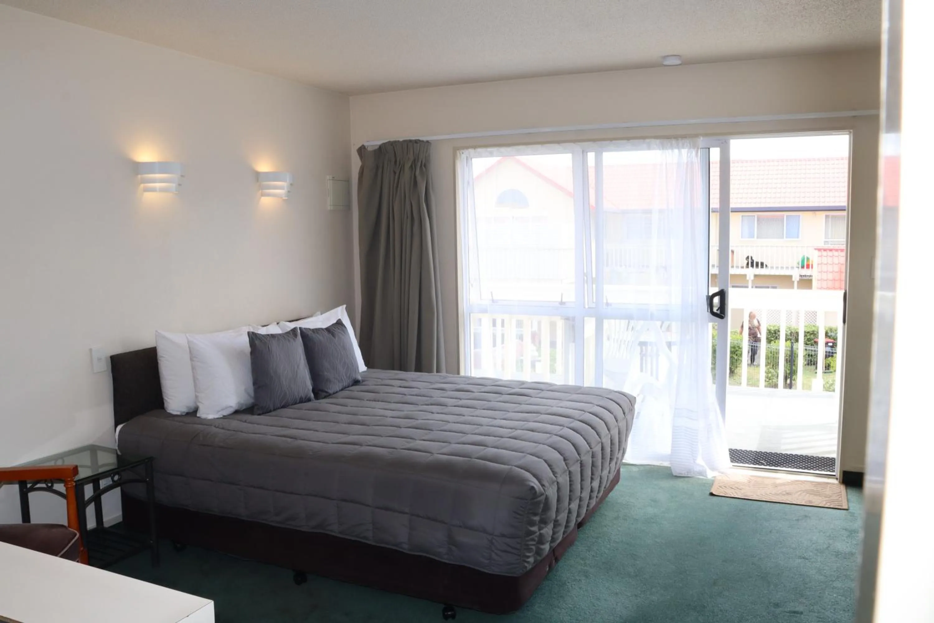 Bedroom, Bed in BK's Fountain Court Motel