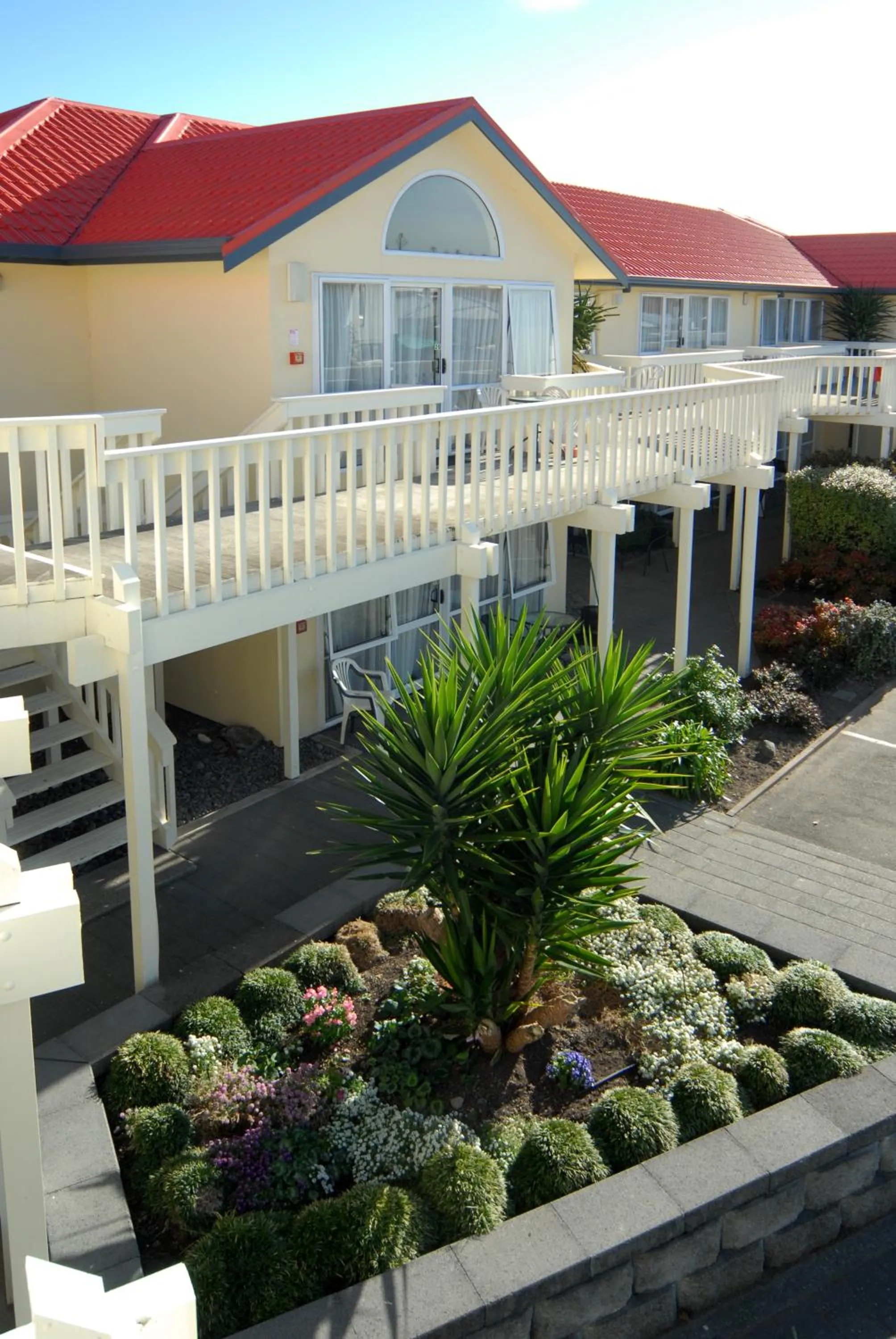 Facade/entrance in BK's Fountain Court Motel