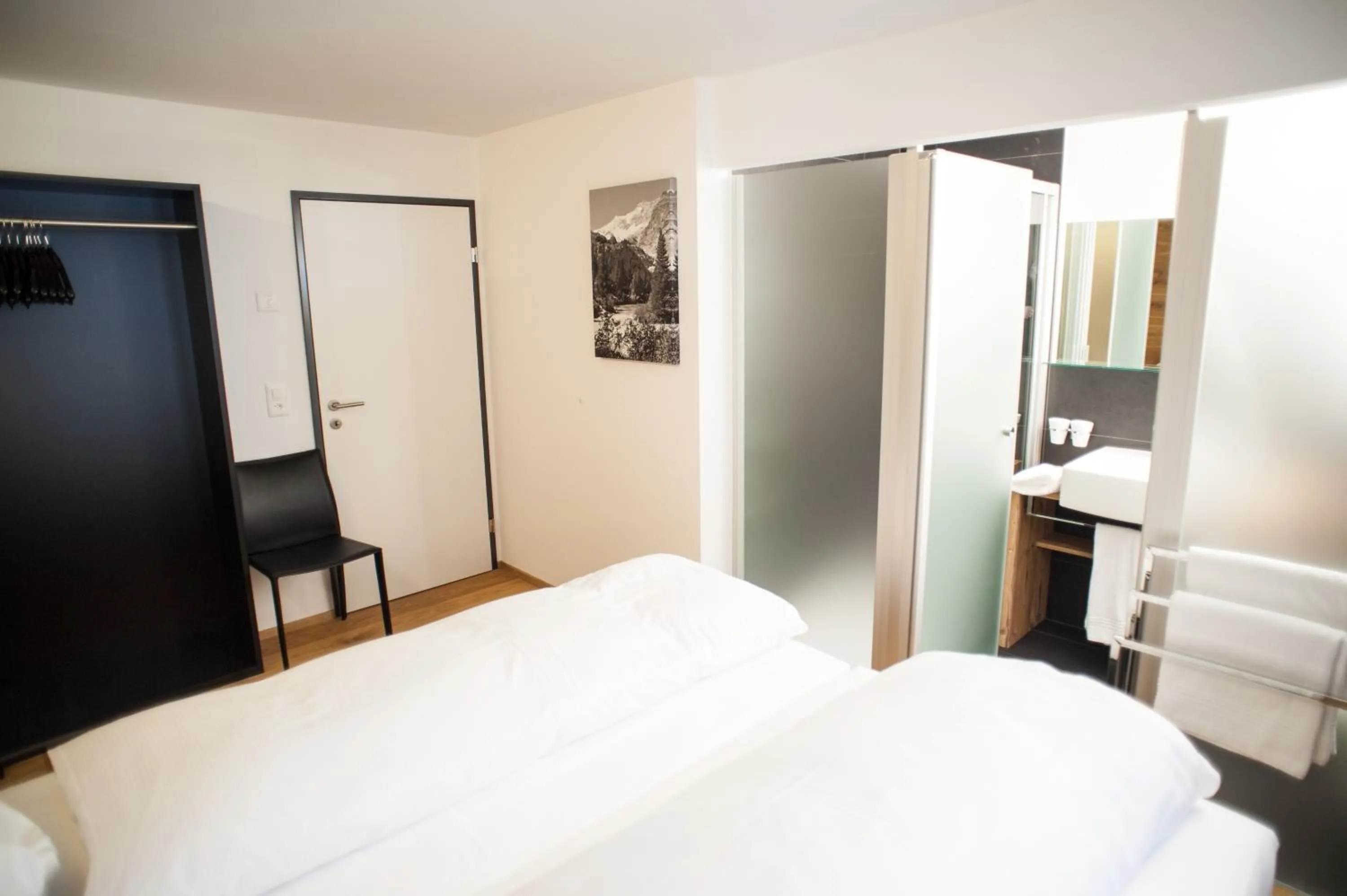 Bathroom, Bed in Elite Alpine Lodge - Apart & Breakfast