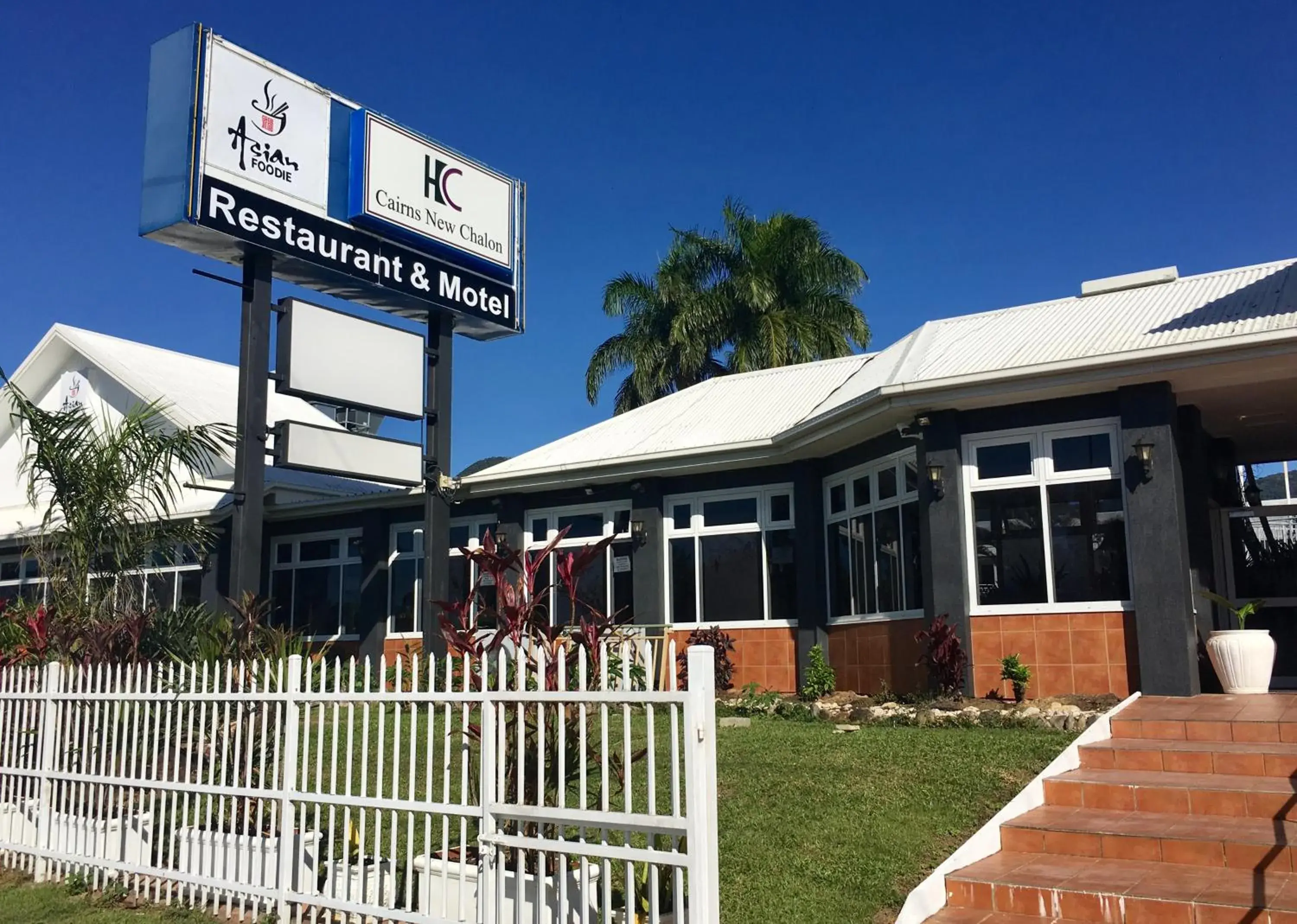 Property building in South Cairns Resort Property building in South Cairns Resort
