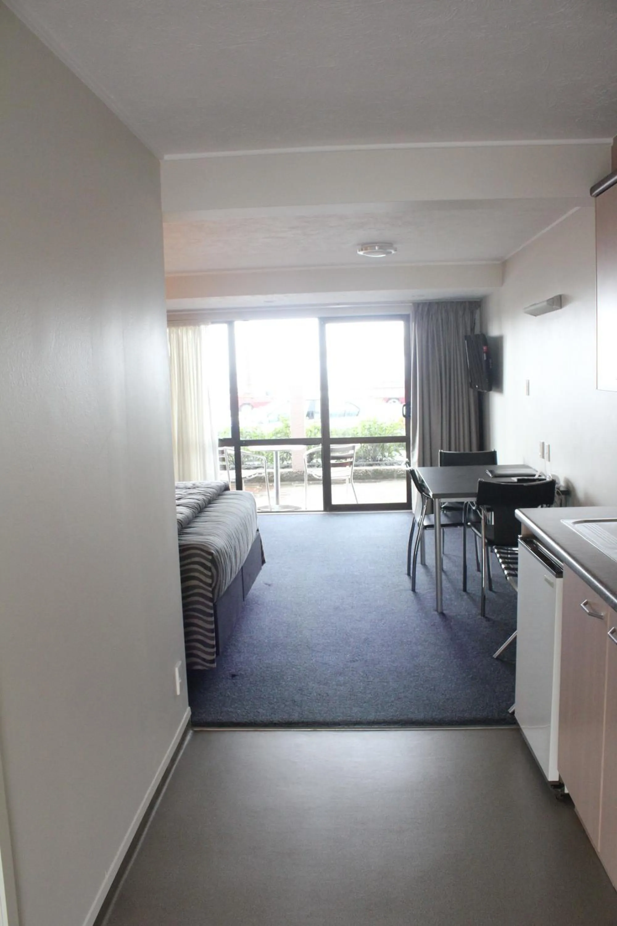 Photo of the whole room, Bed in Edgewater Motor Lodge